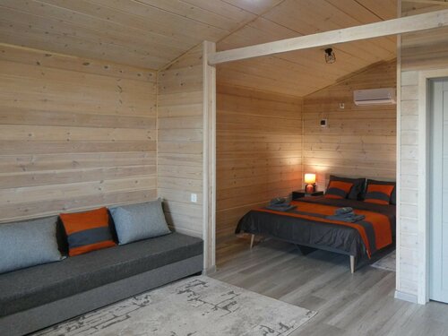 Загородный дом Уютный 4-х местный домик с двухспальной кроватью Queen Size (8) в Вервековке