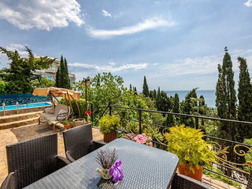 Гостиница Ренессанс в Алуште