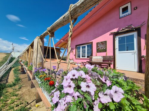 Загородный дом Розовый Дом-терраса с беседкой и баней (до 9 человек однородной компании) в Хужире