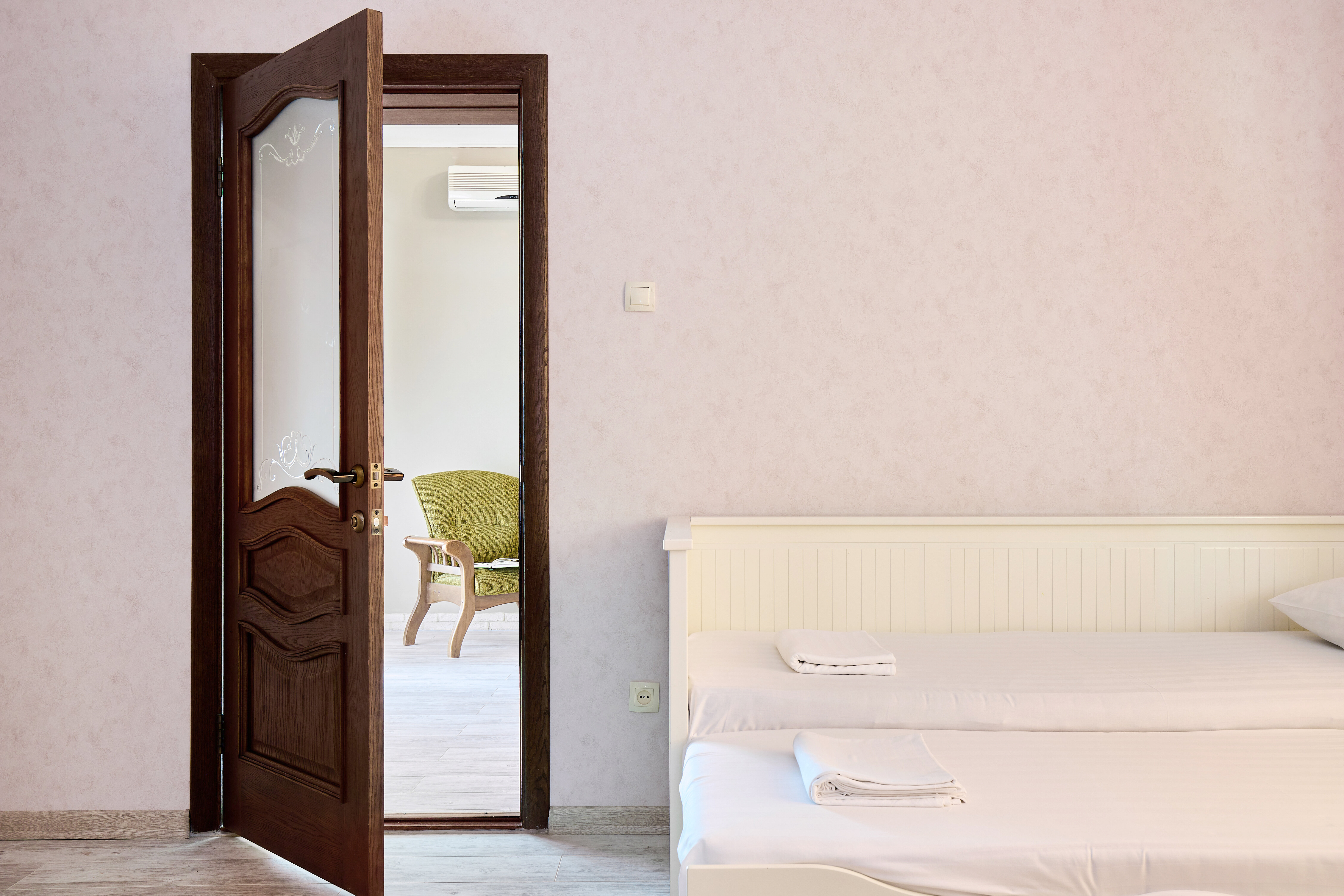 Семейный номер с общей ванной комнатой