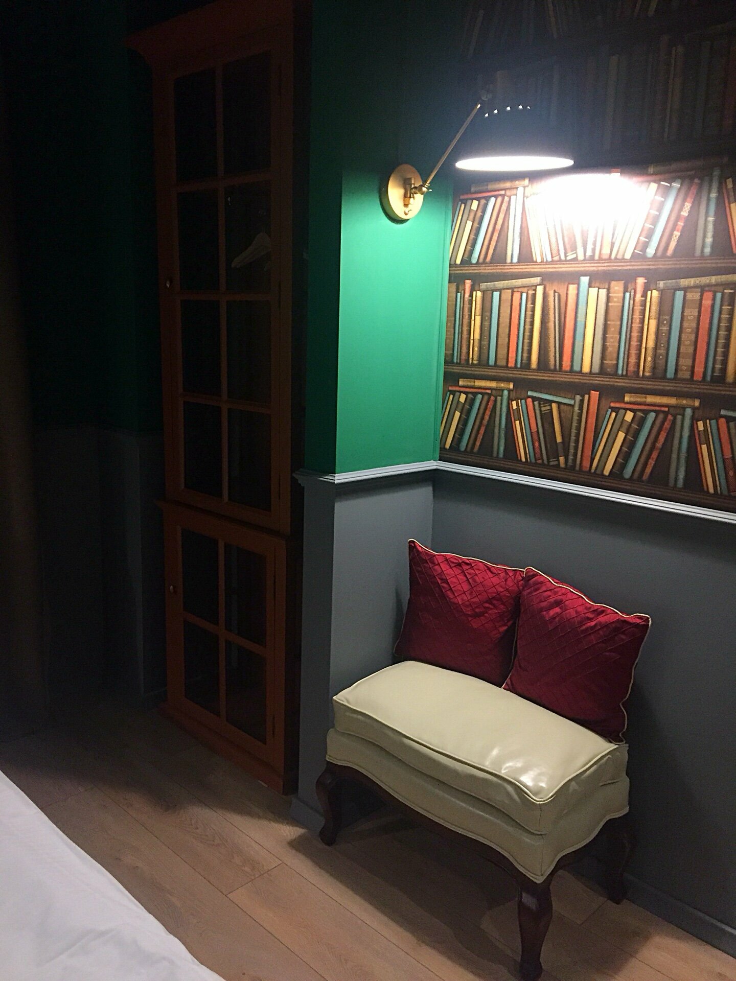 Стандартный двухместный номер с 2 отдельными кроватями и общей ванной комнатой