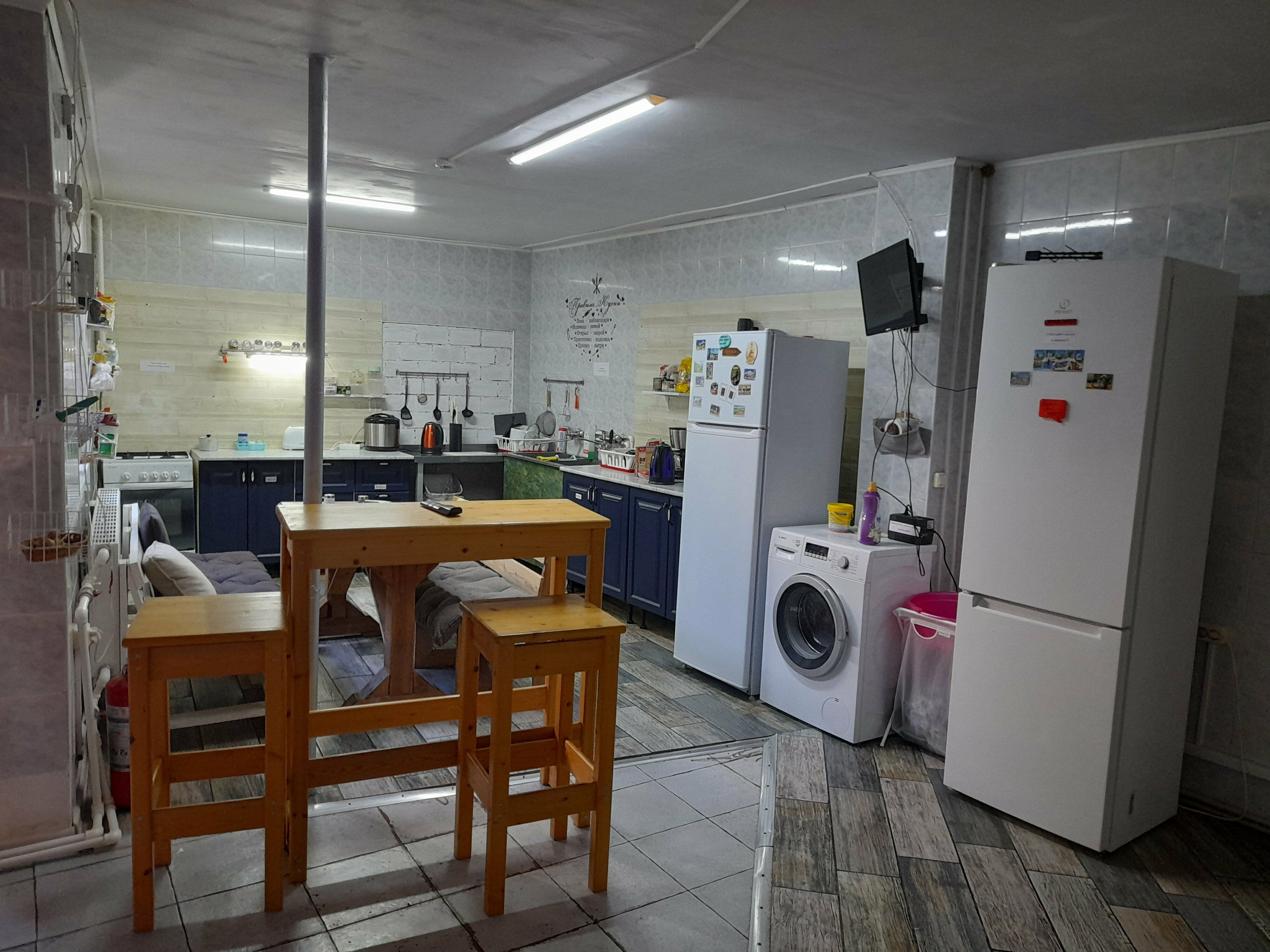 Односпальная кровать в общем номере с 10 кроватями