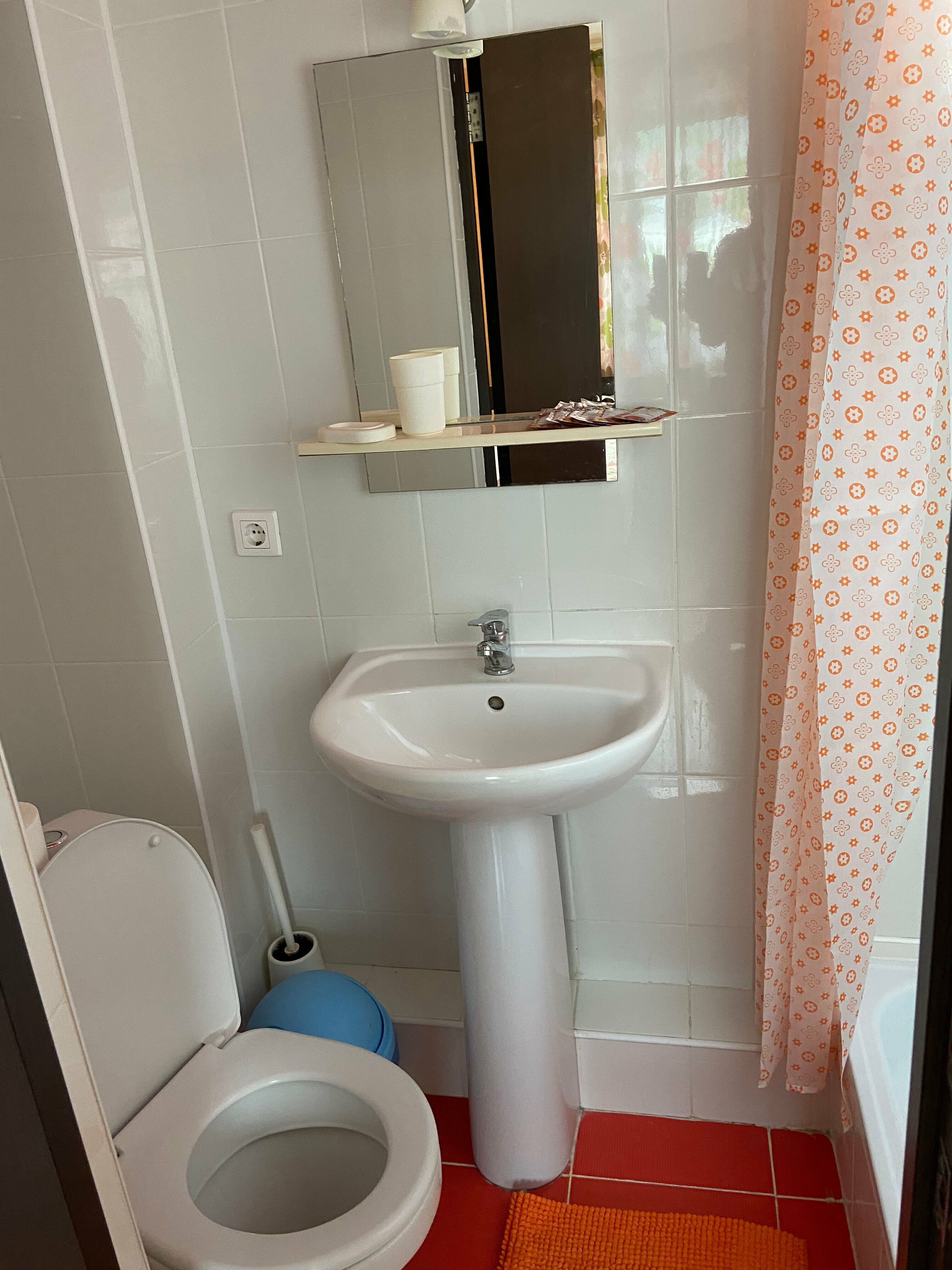 Четырехместный номер с ванной комнатой