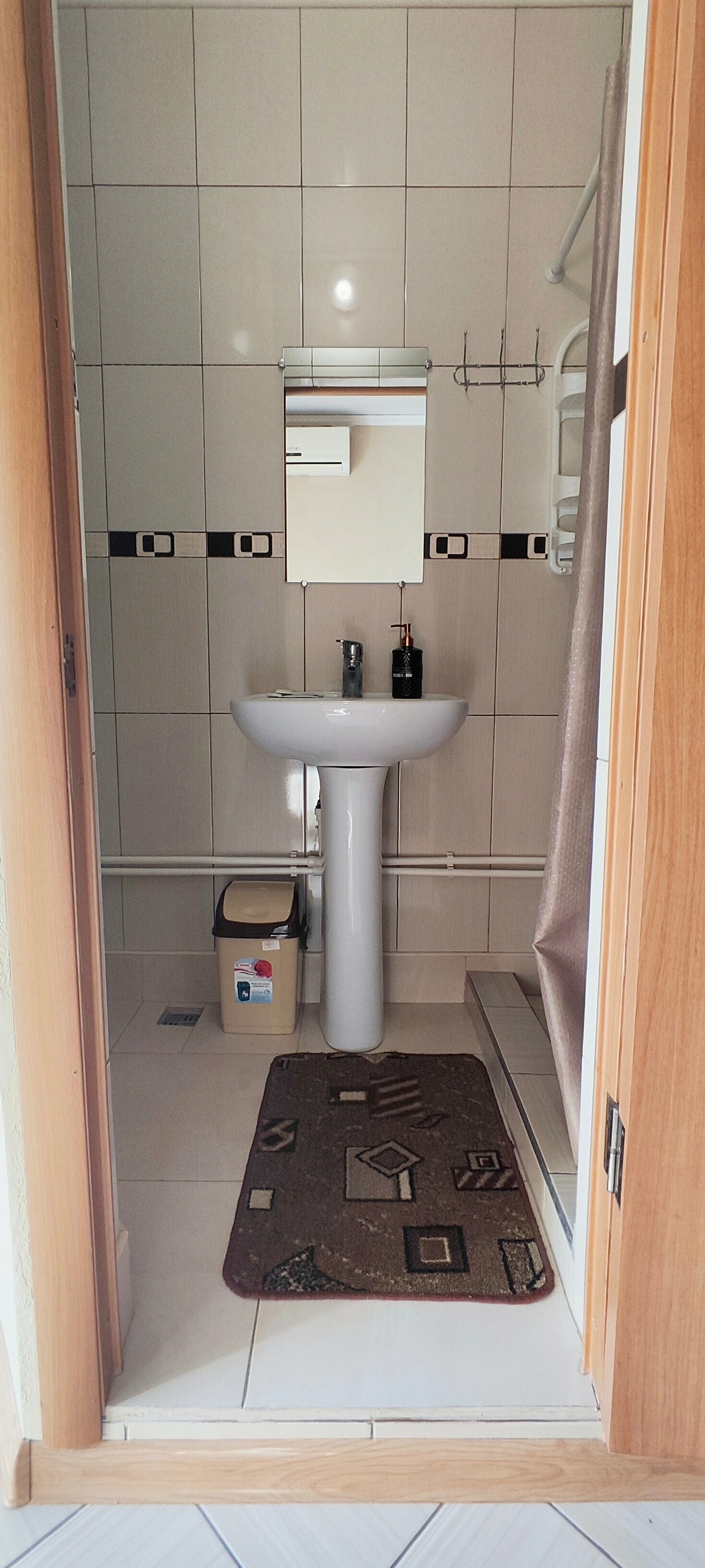 Трехместный номер с собственной ванной комнатой