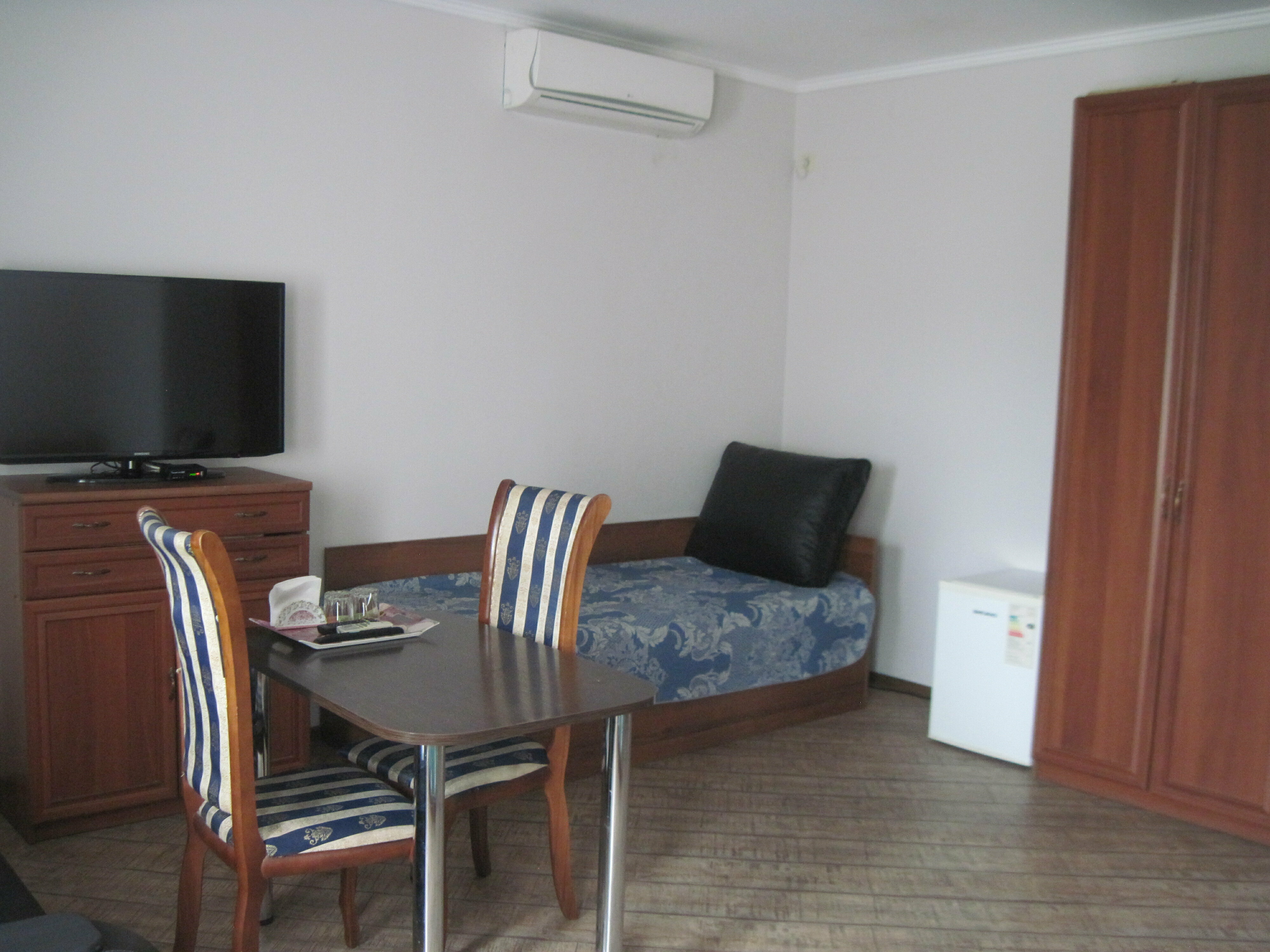 Номер-студия с кроватью размера "king-size" и диван-кроватью