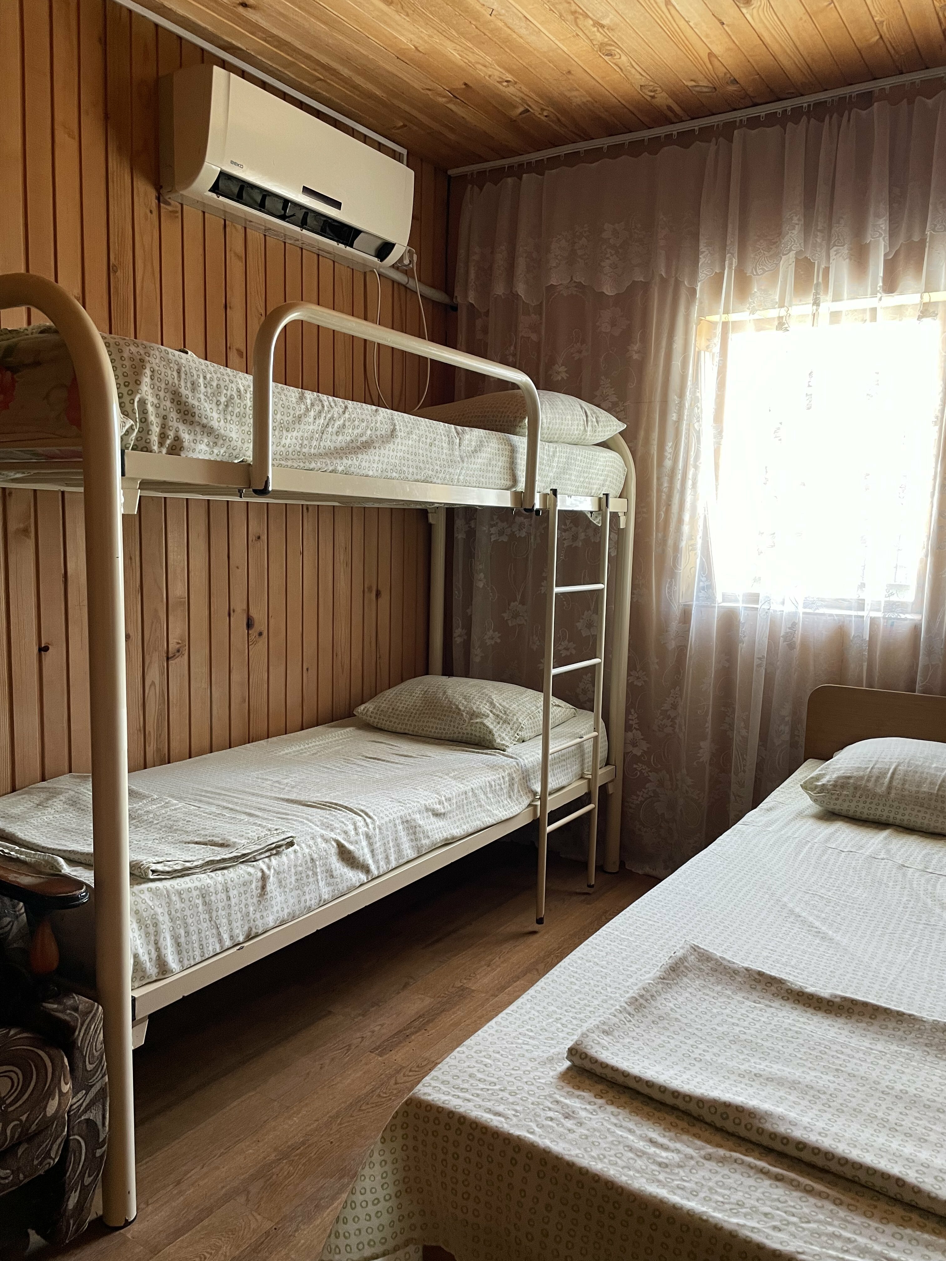 Семейный номер с общей ванной комнатой