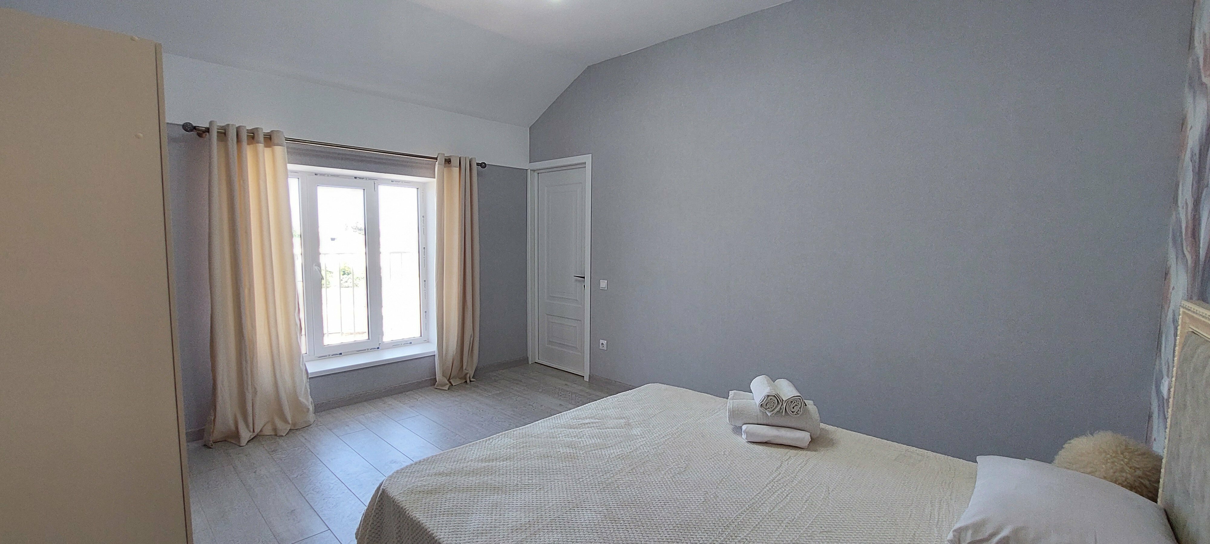 Семейный номер с боковым видом на море