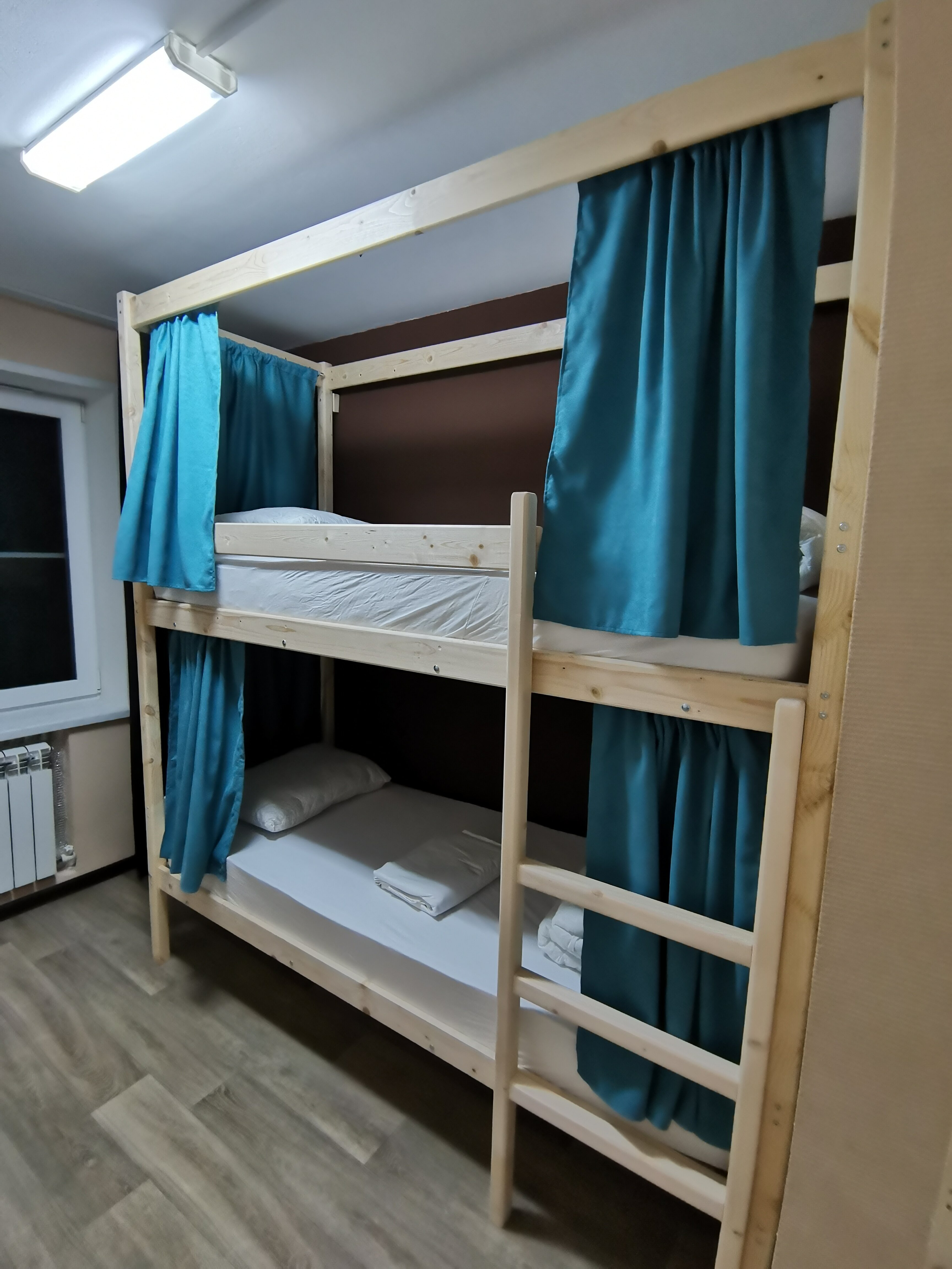 Общий номер для мужчин и женщин с 8 кроватями