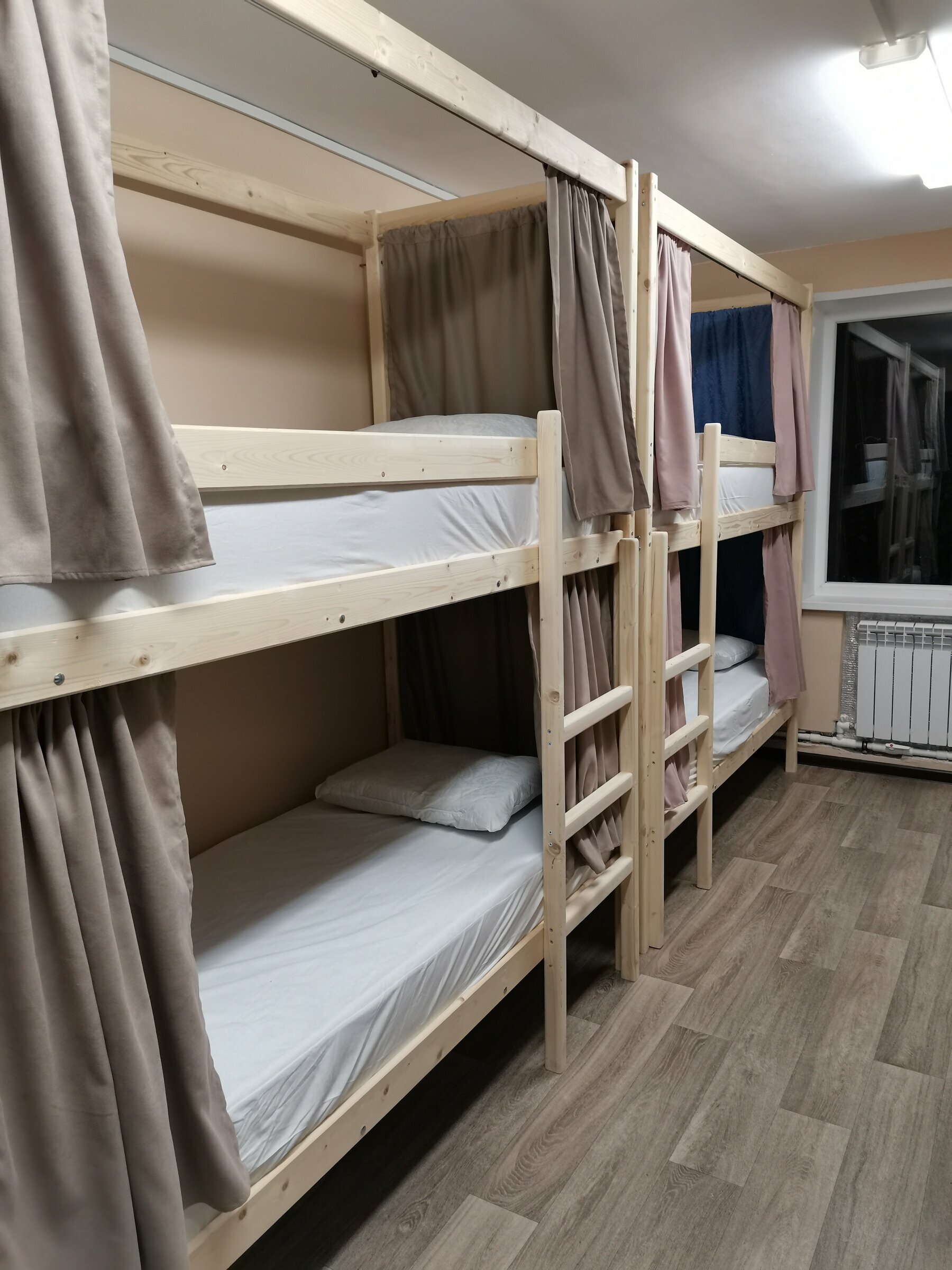 Общий номер для мужчин и женщин с 8 кроватями