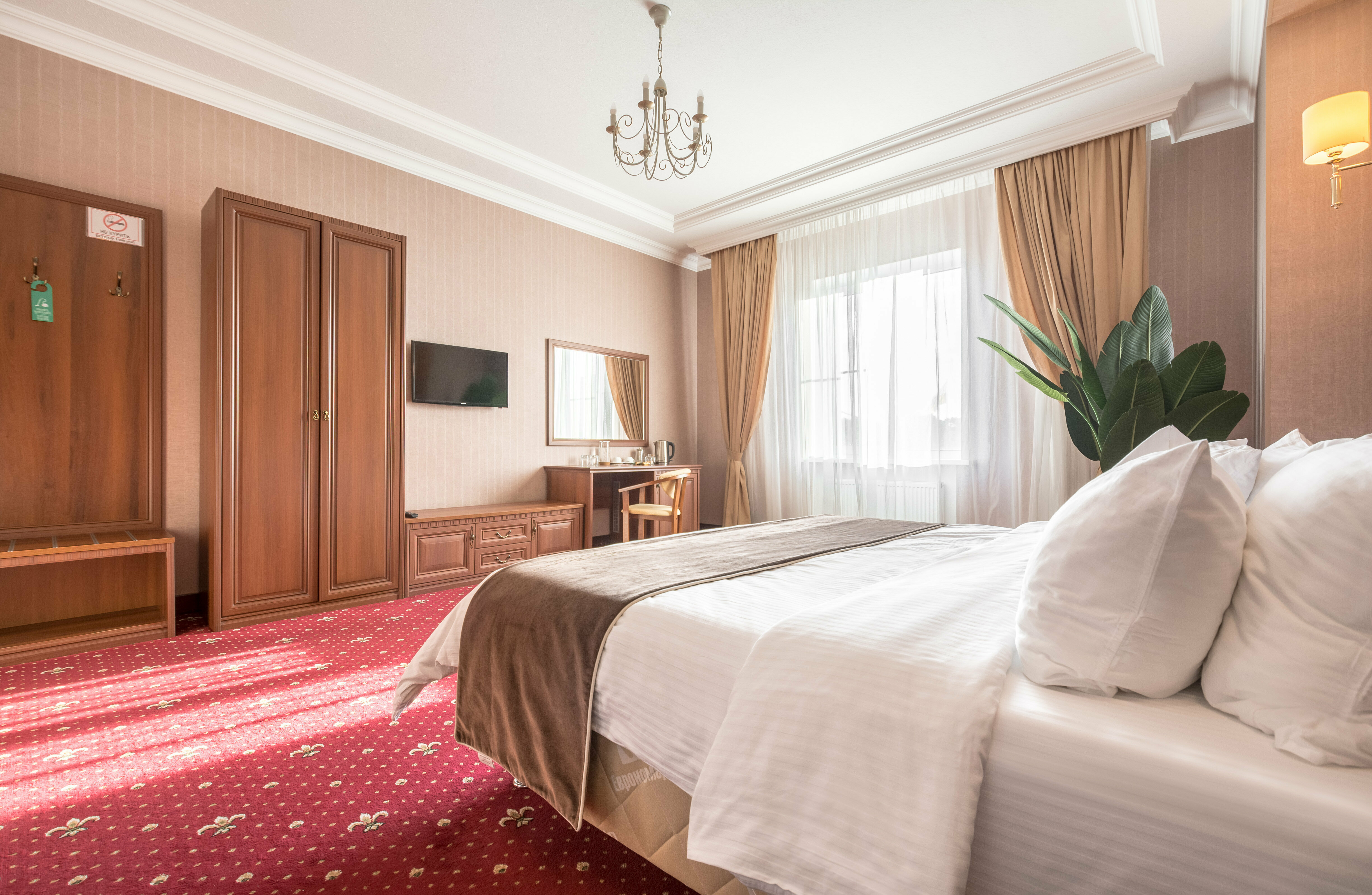 Комфорт+ (просторный номер с высокими потолками, 3,2 м).