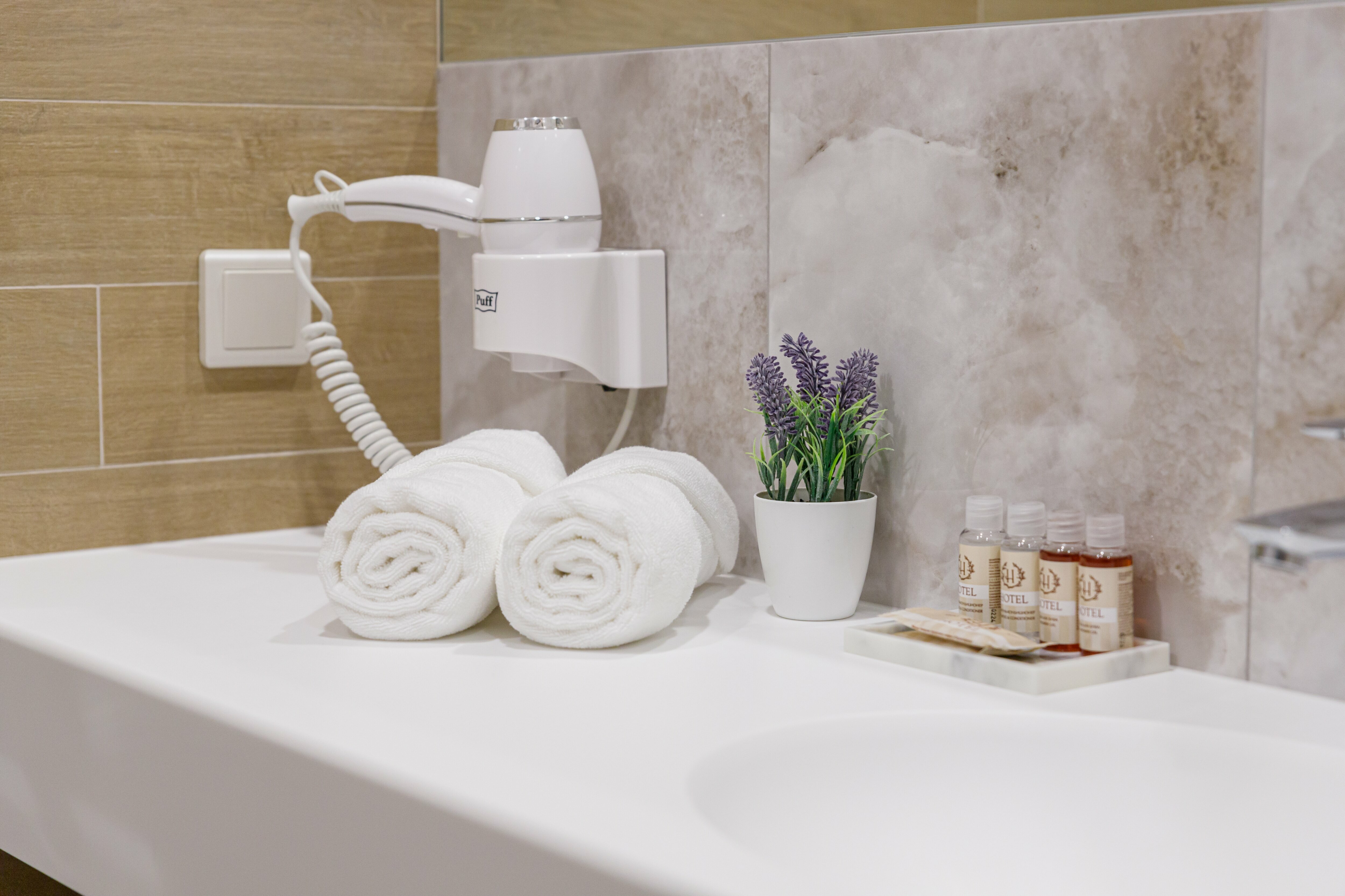 Трёхместный с 2 отдельными кроватями и дополнительным местом стандарт плюс