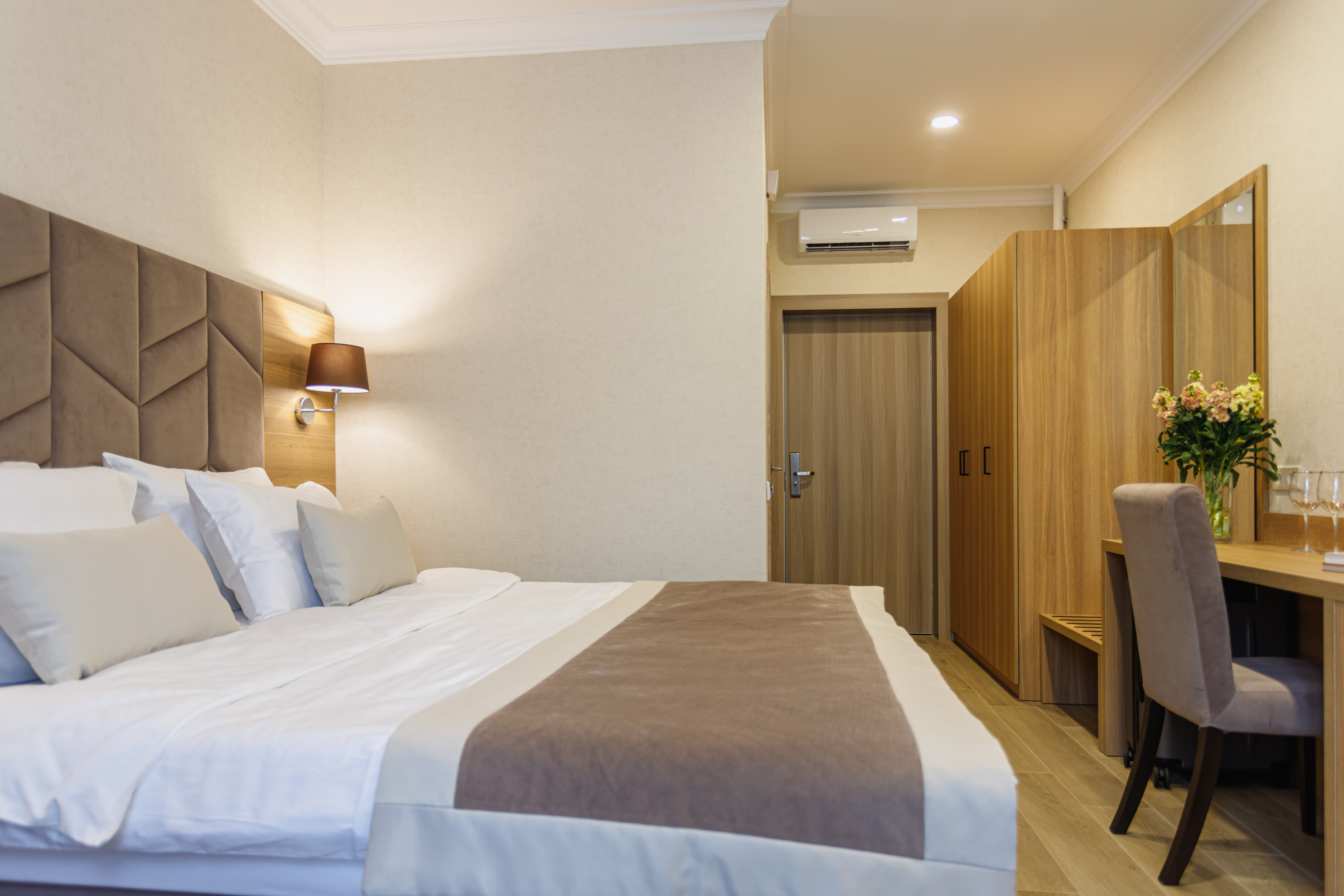 Трёхместный с двуспальной кроватью и дополнительным местом стандарт плюс