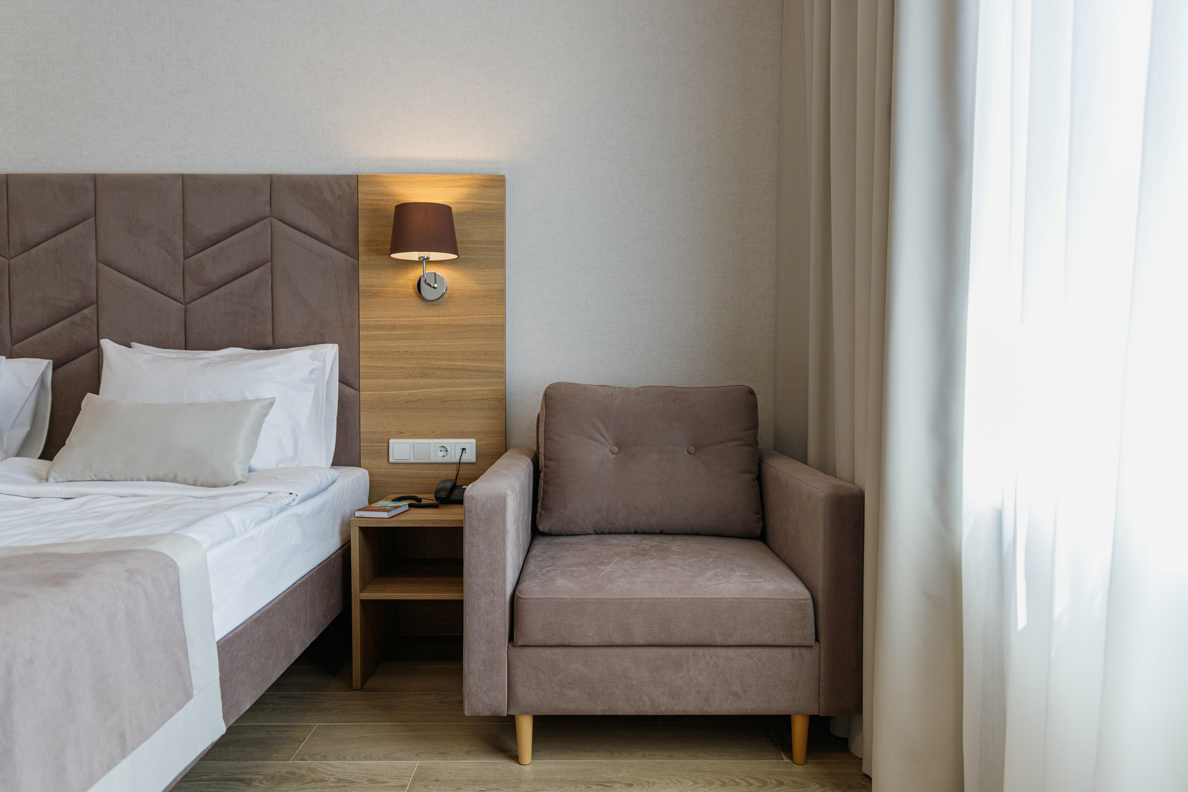 Трёхместный с двуспальной кроватью и дополнительным местом стандарт плюс