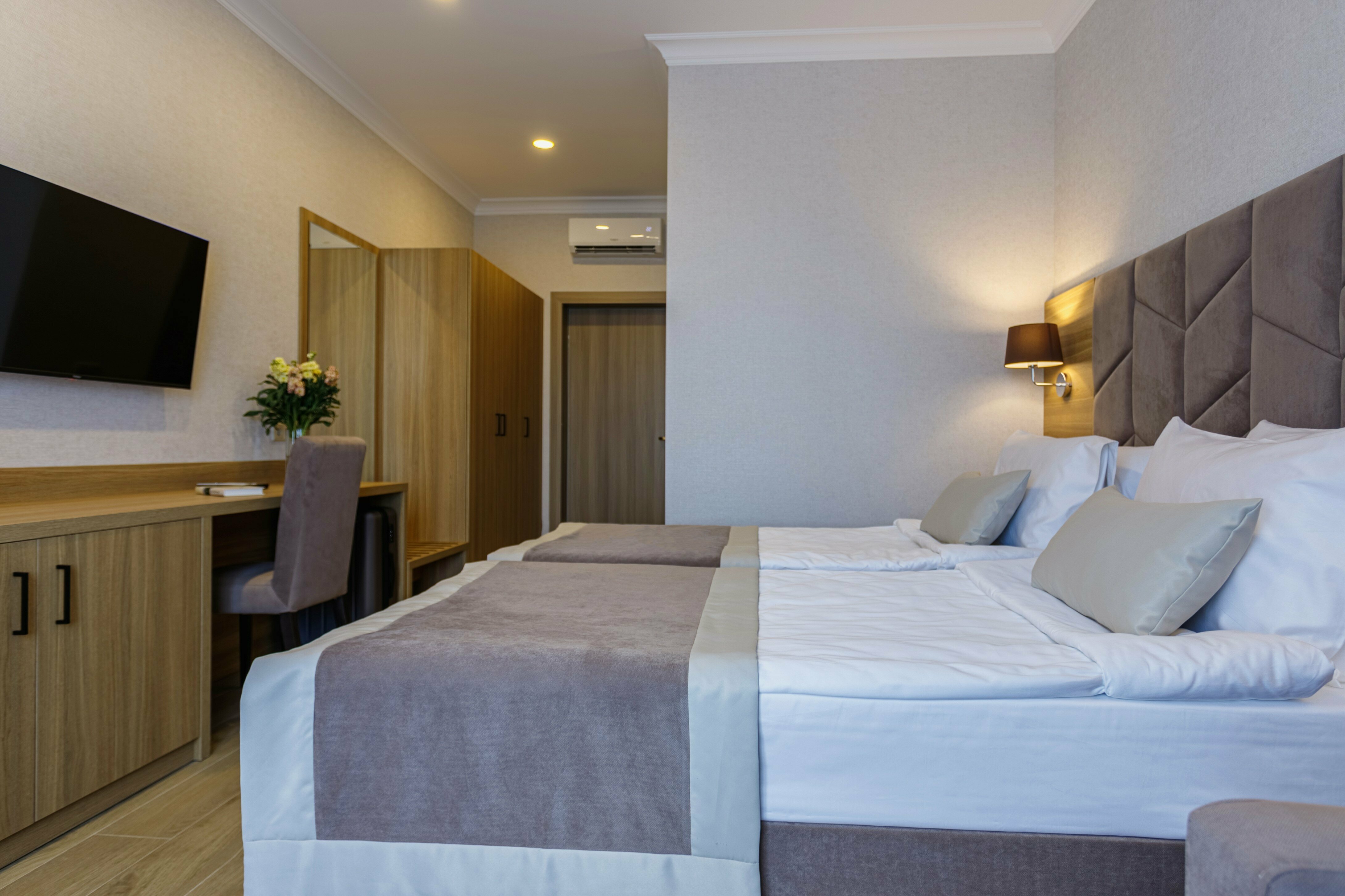 Трёхместный с 2 отдельными кроватями и дополнительным местом стандарт плюс