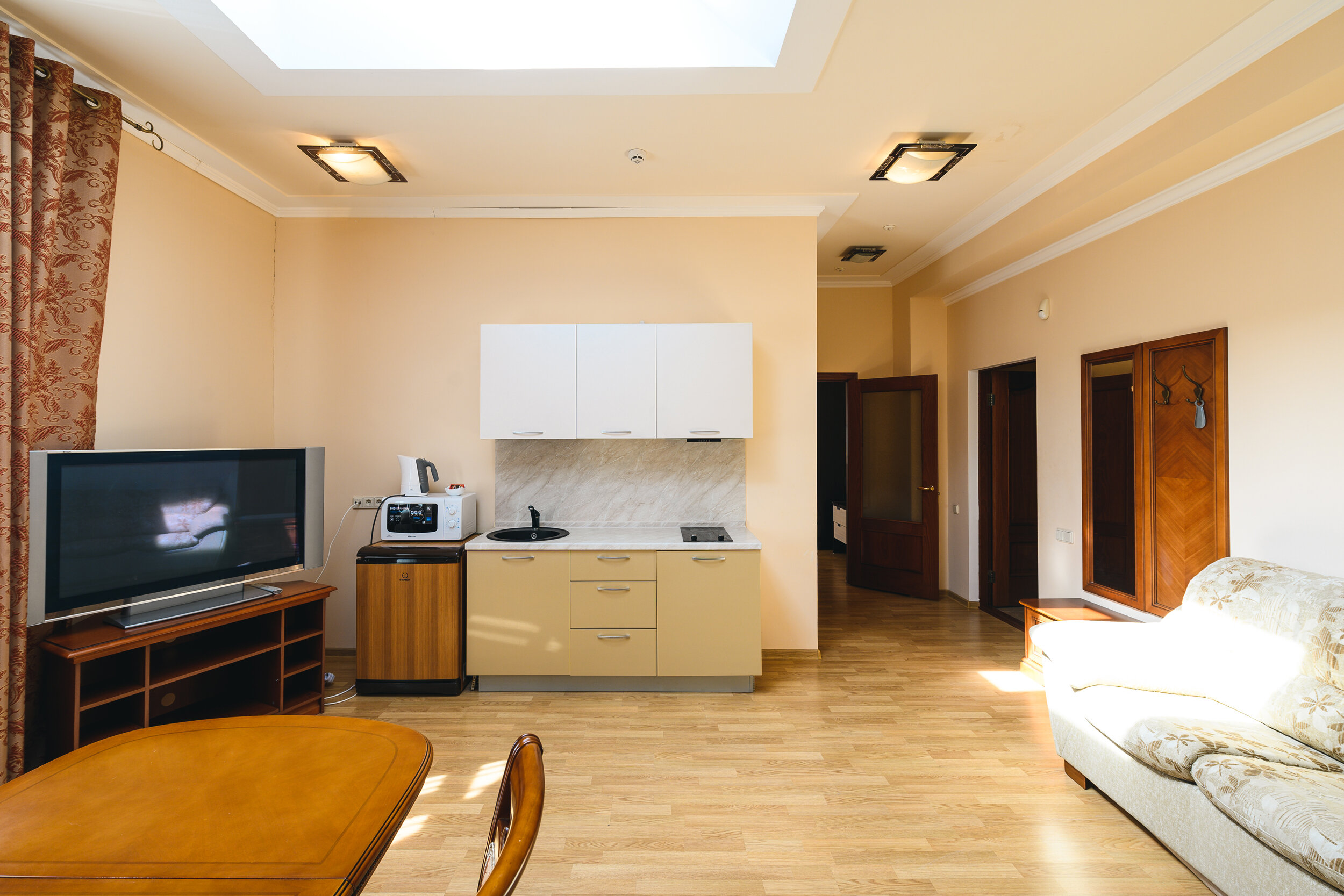 31-Люкс 78 м кв. кухонный уголок, 2 комнаты (без балкона, вид на горы), 3 этаж