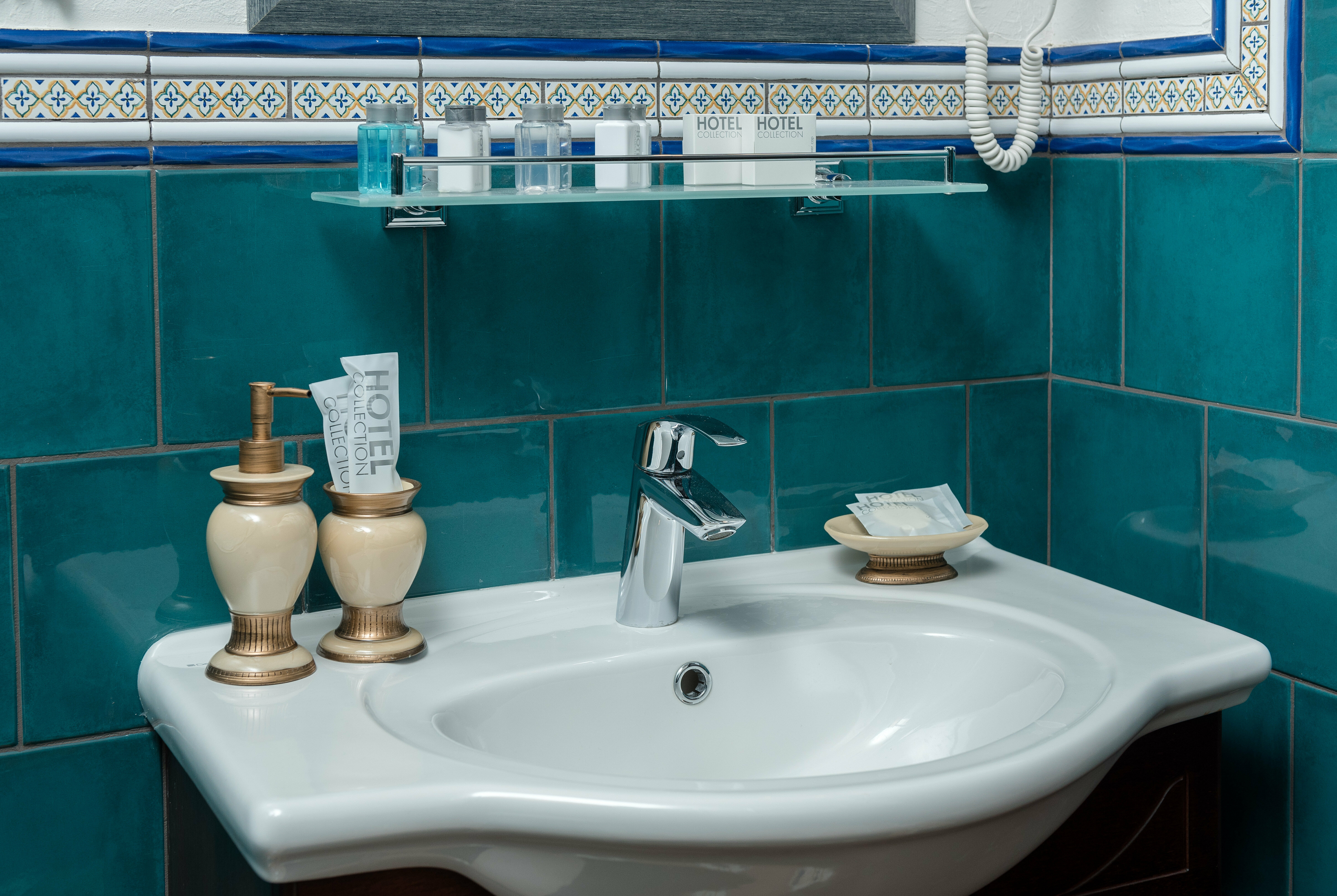 Двухместный номер с двуспальной кроватью и дополнительной кроватью