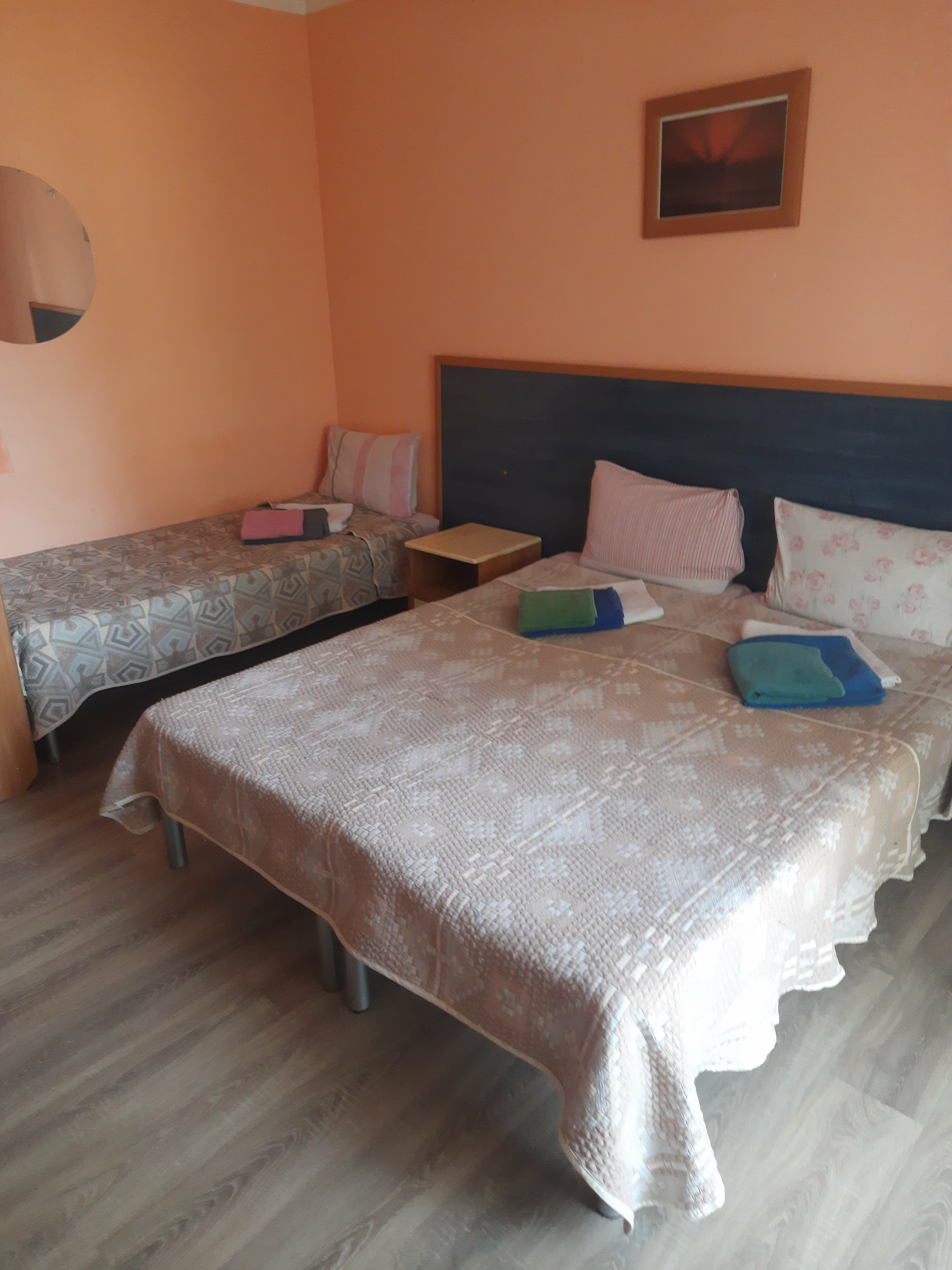 Трехместный номер с общей ванной комнатой