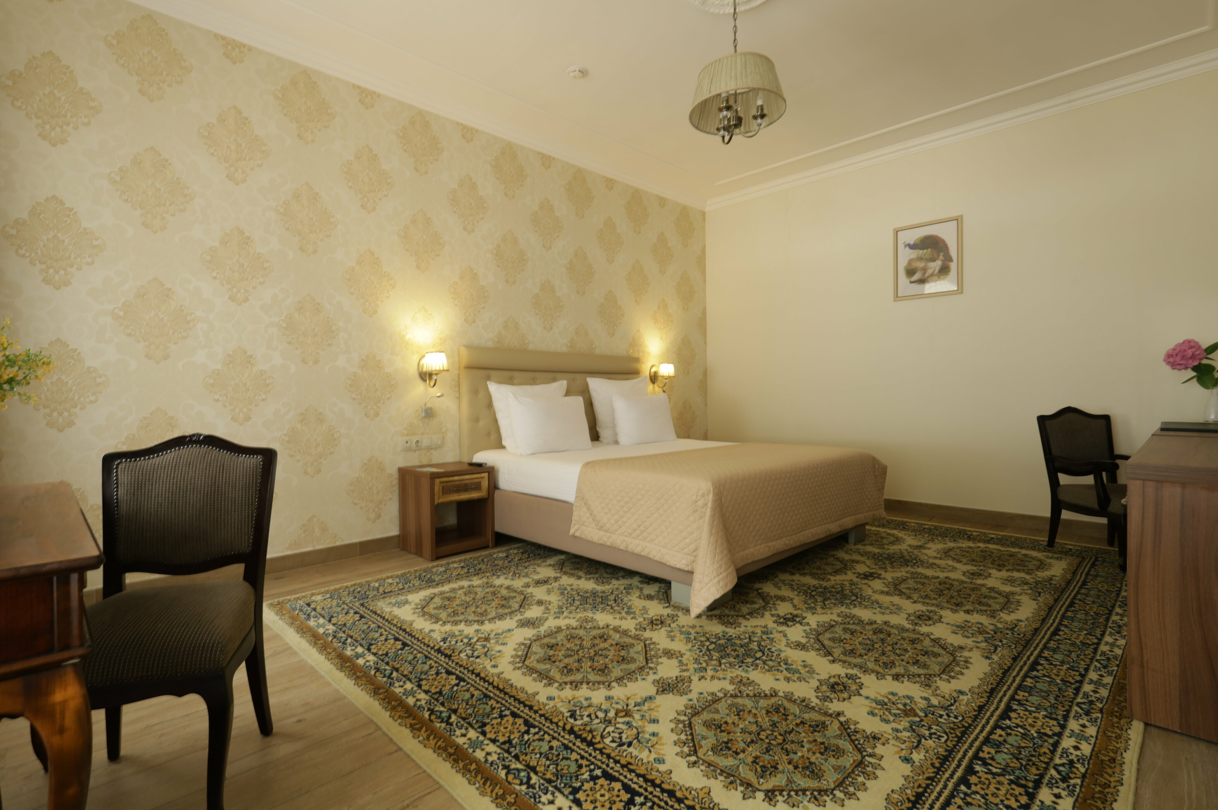 Люкс двухкомнатный  с джакузи без балкона вид на внутренний двор. Главный корпус 5 *