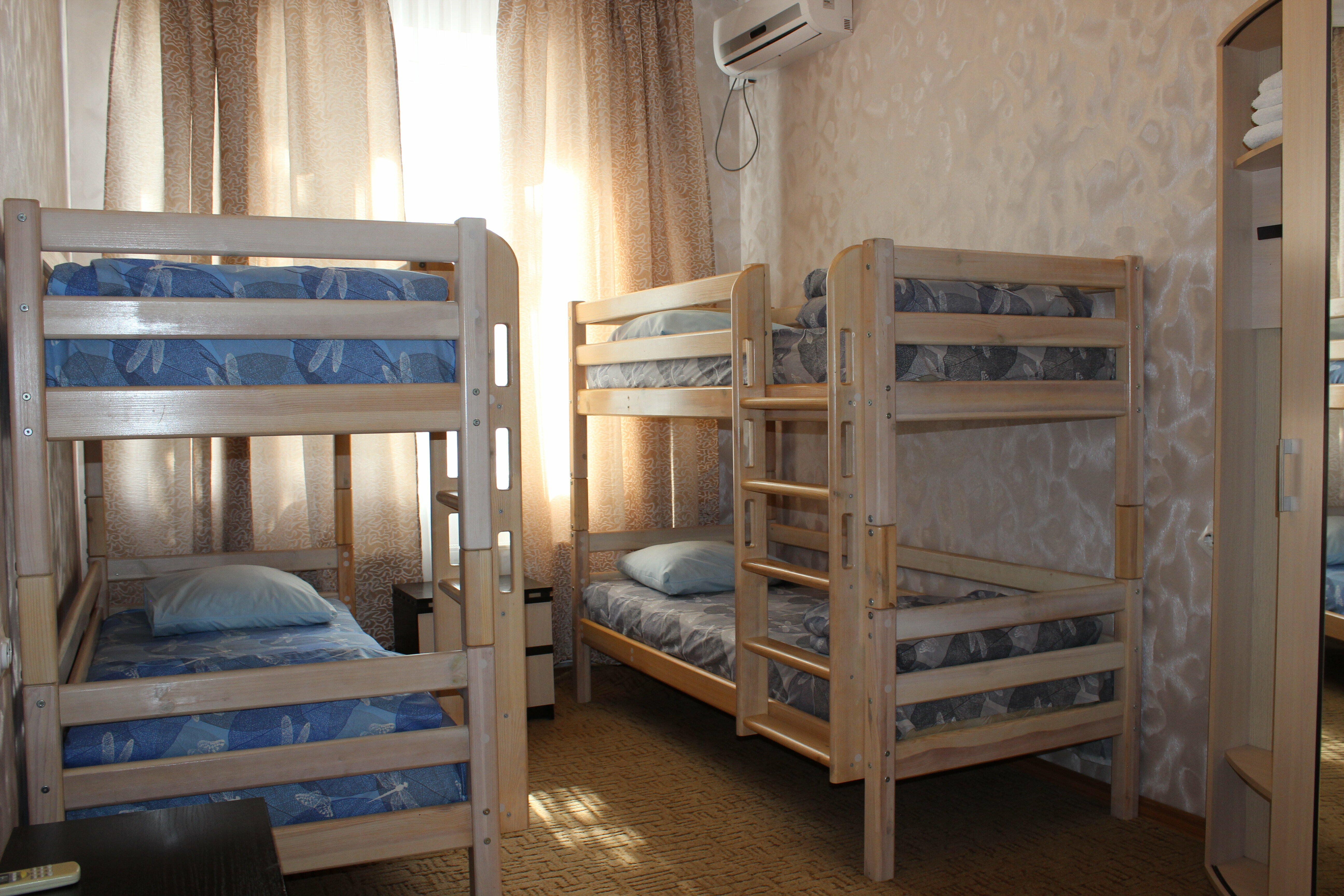 Четырехместный номер с общей ванной комнатой