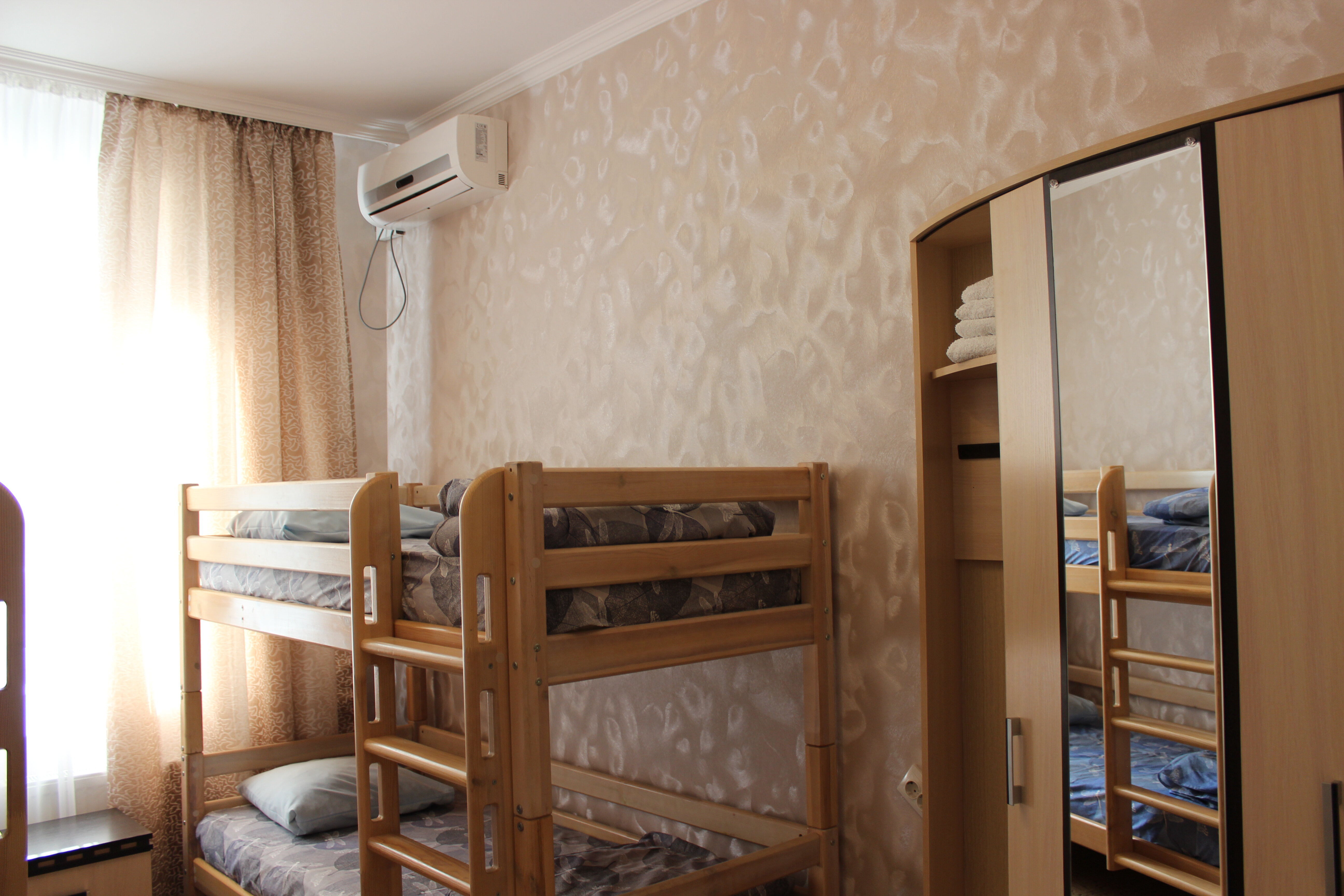 Четырехместный номер с общей ванной комнатой