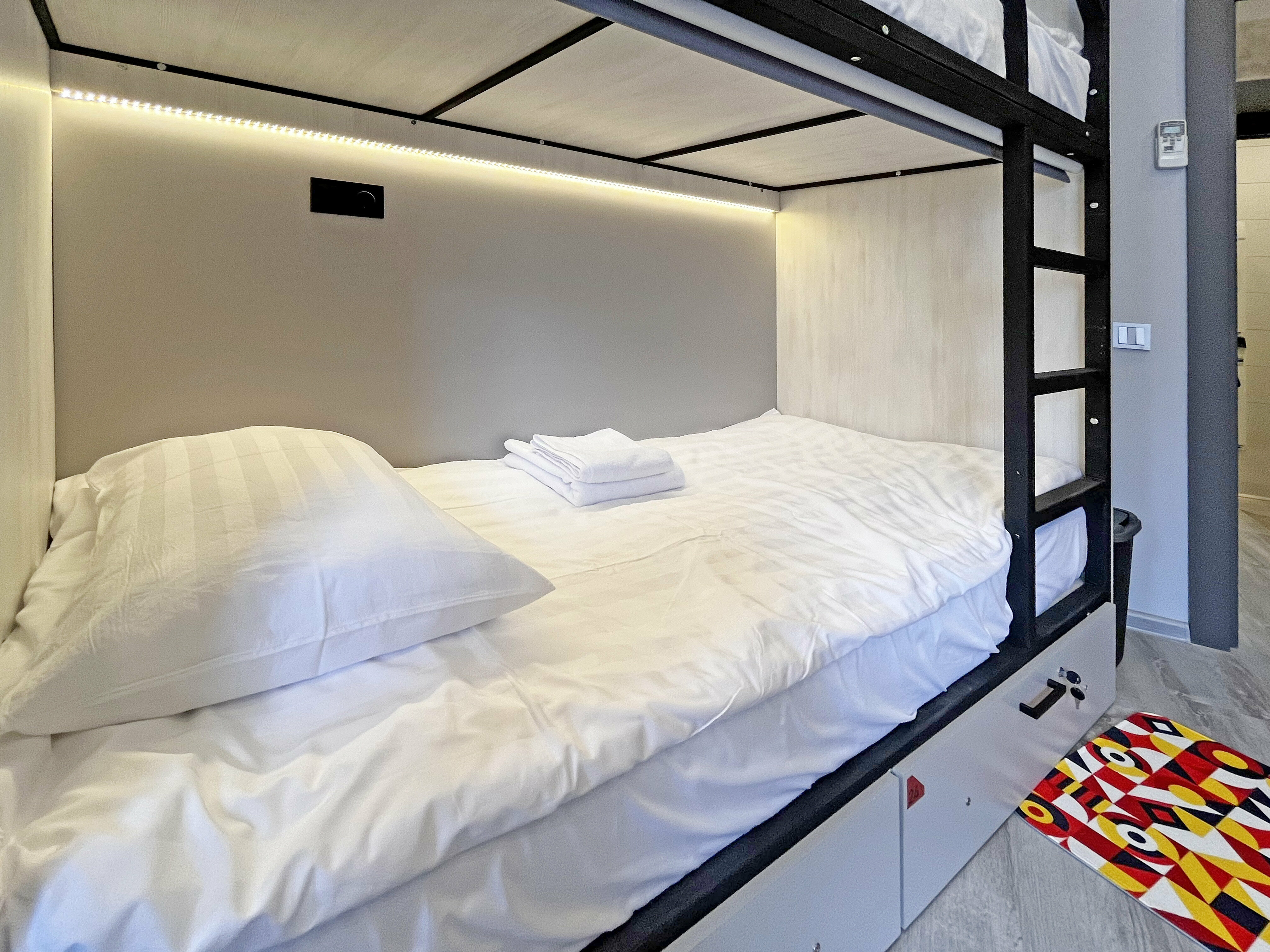 Кровать в общем номере для мужчин и женщин с 10 кроватями