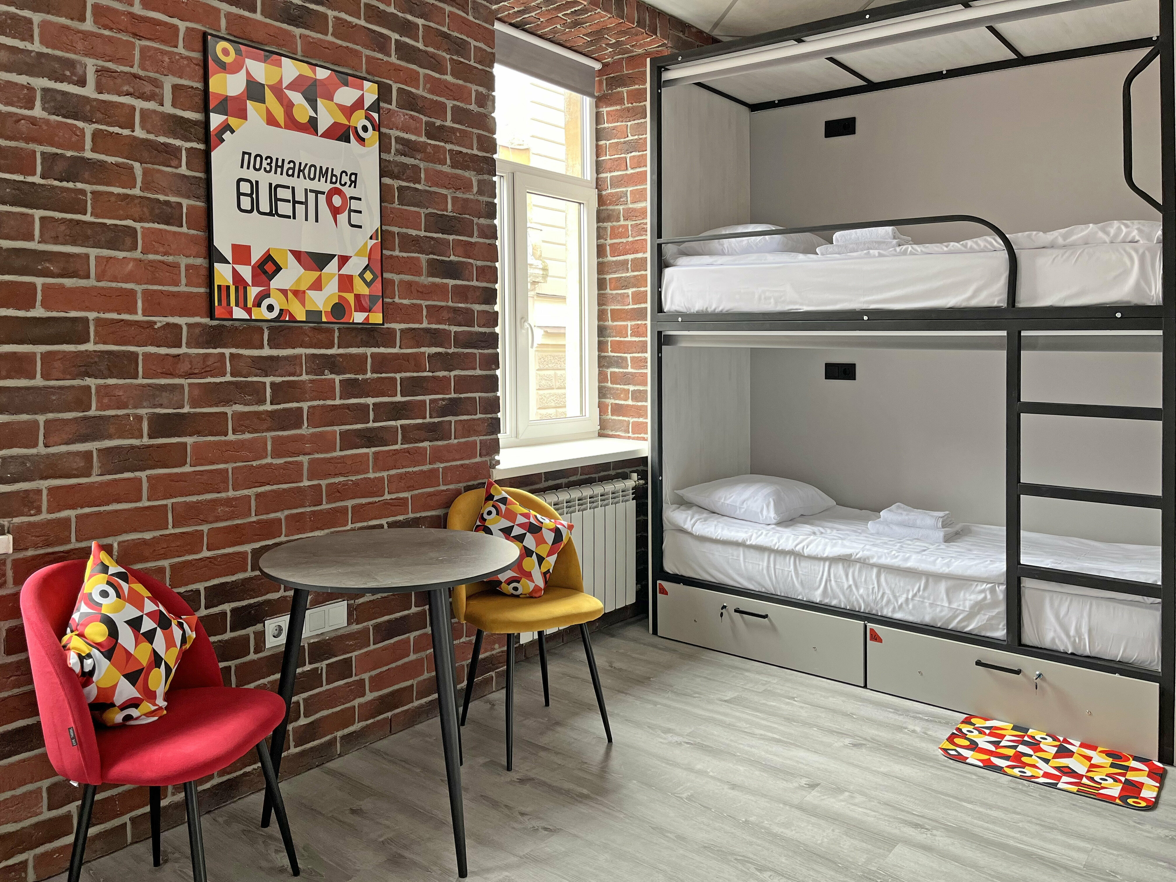 Кровать в общем номере для мужчин и женщин с 10 кроватями