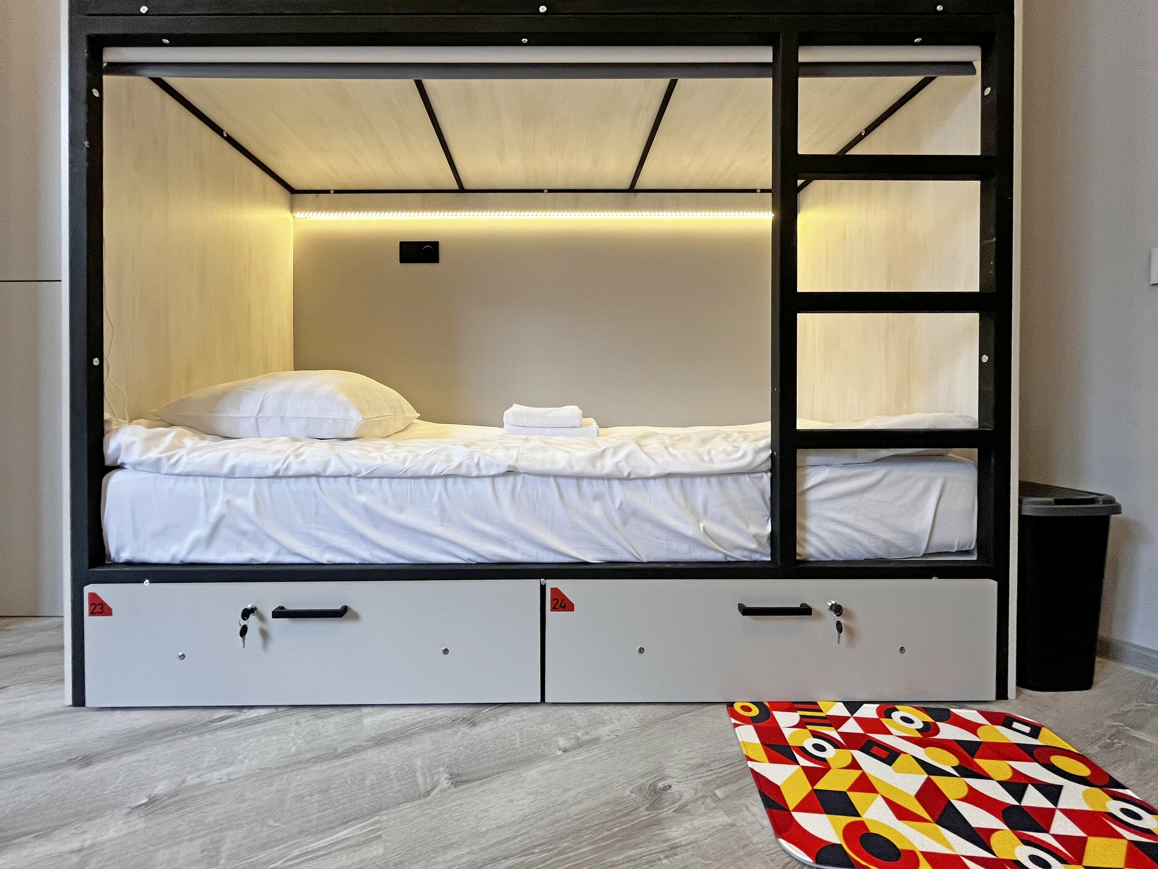 Кровать в общем номере для мужчин и женщин с 10 кроватями