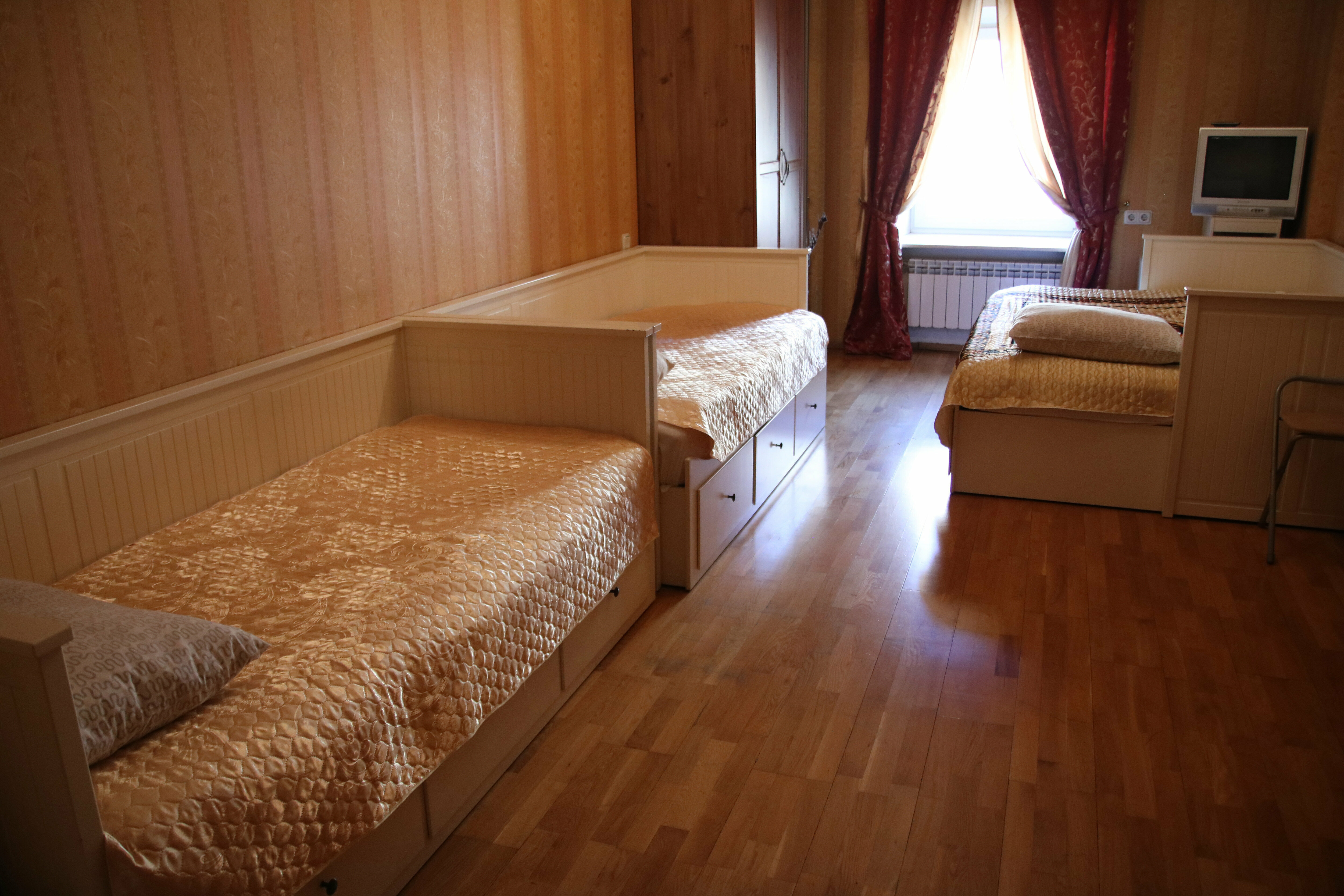 Трехместный номер с общей ванной комнатой