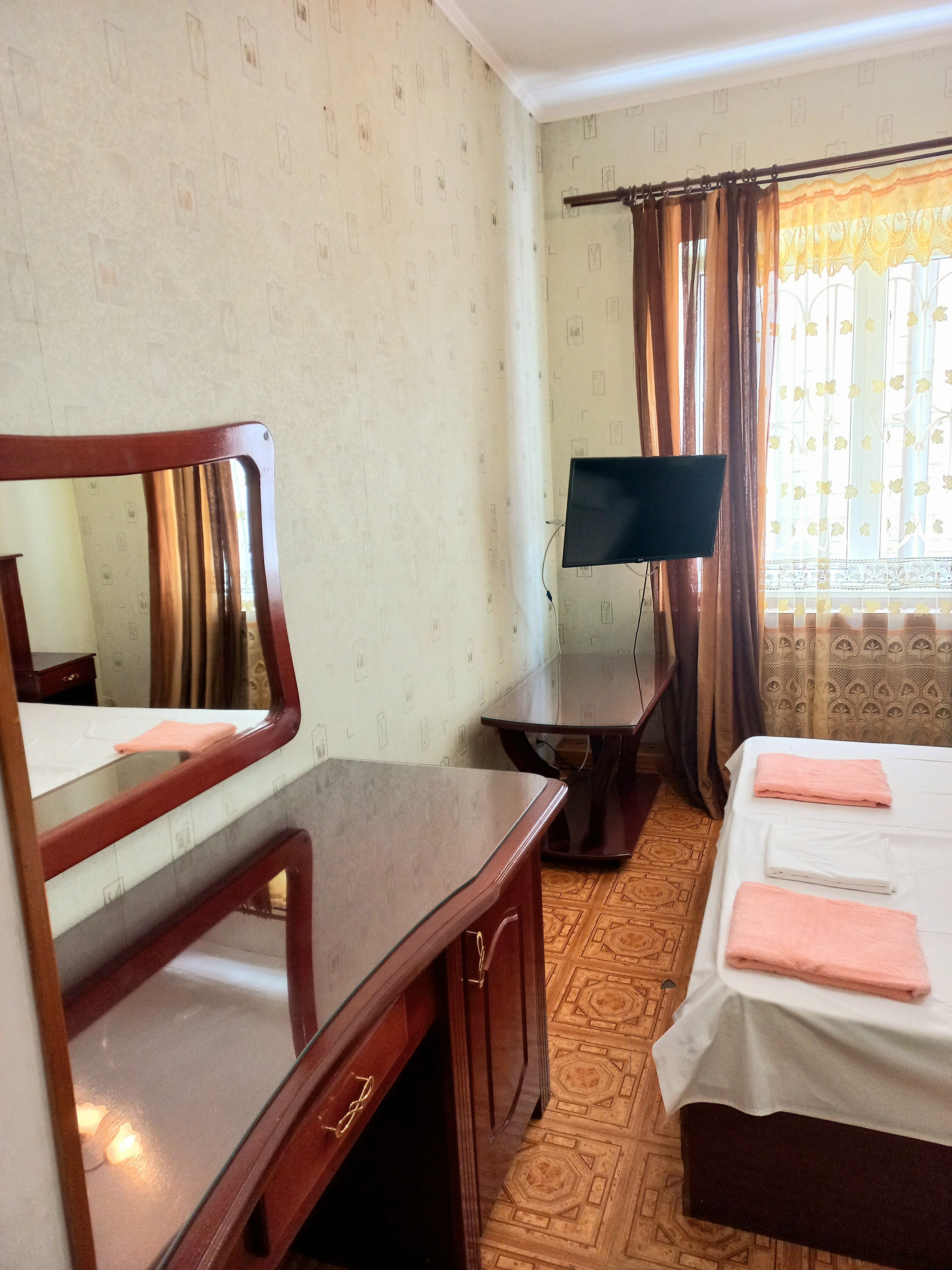 Двухместный номер с двуспальной кроватью и дополнительной кроватью