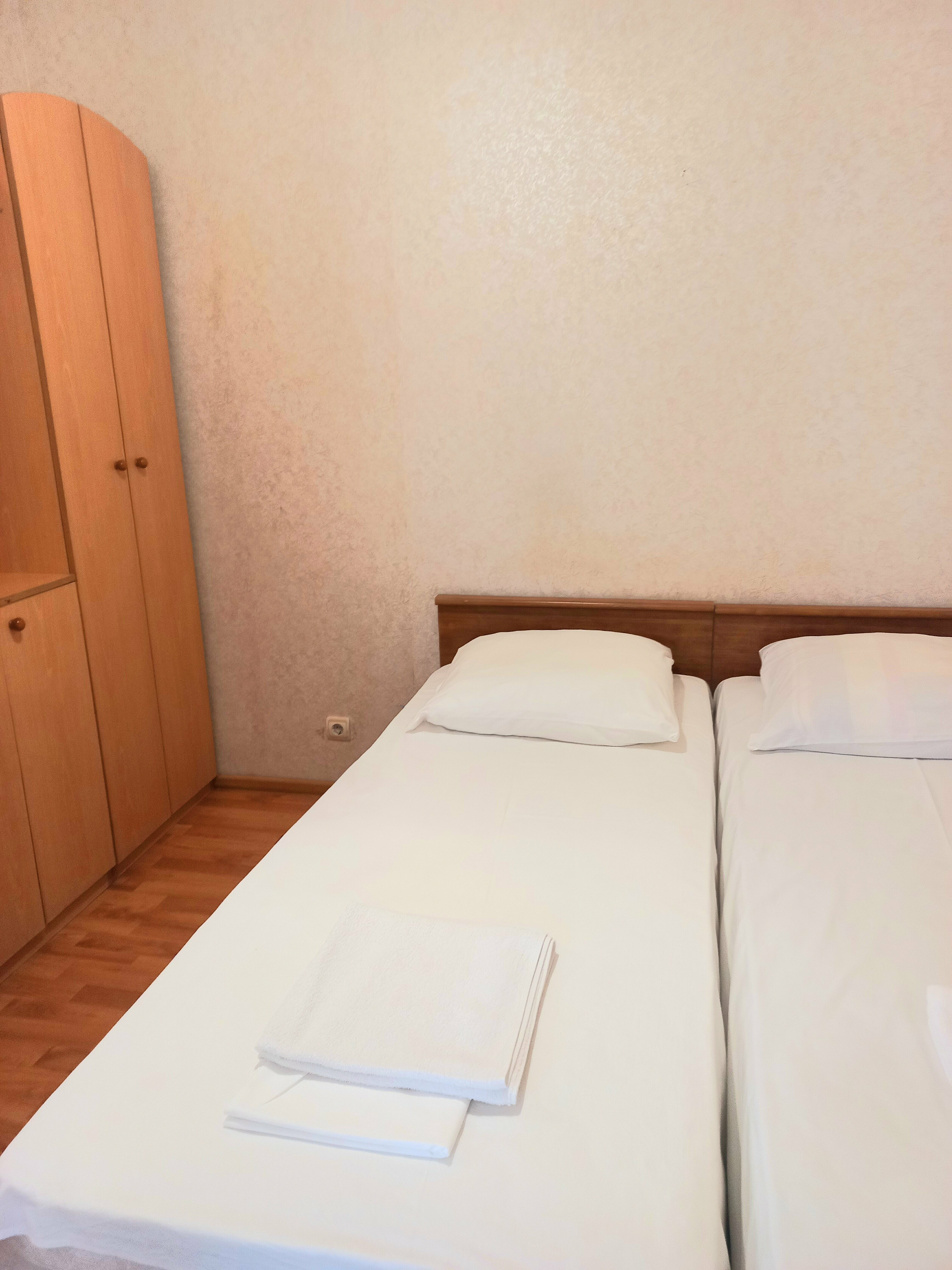 Двухместный номер с двуспальной кроватью и дополнительной кроватью