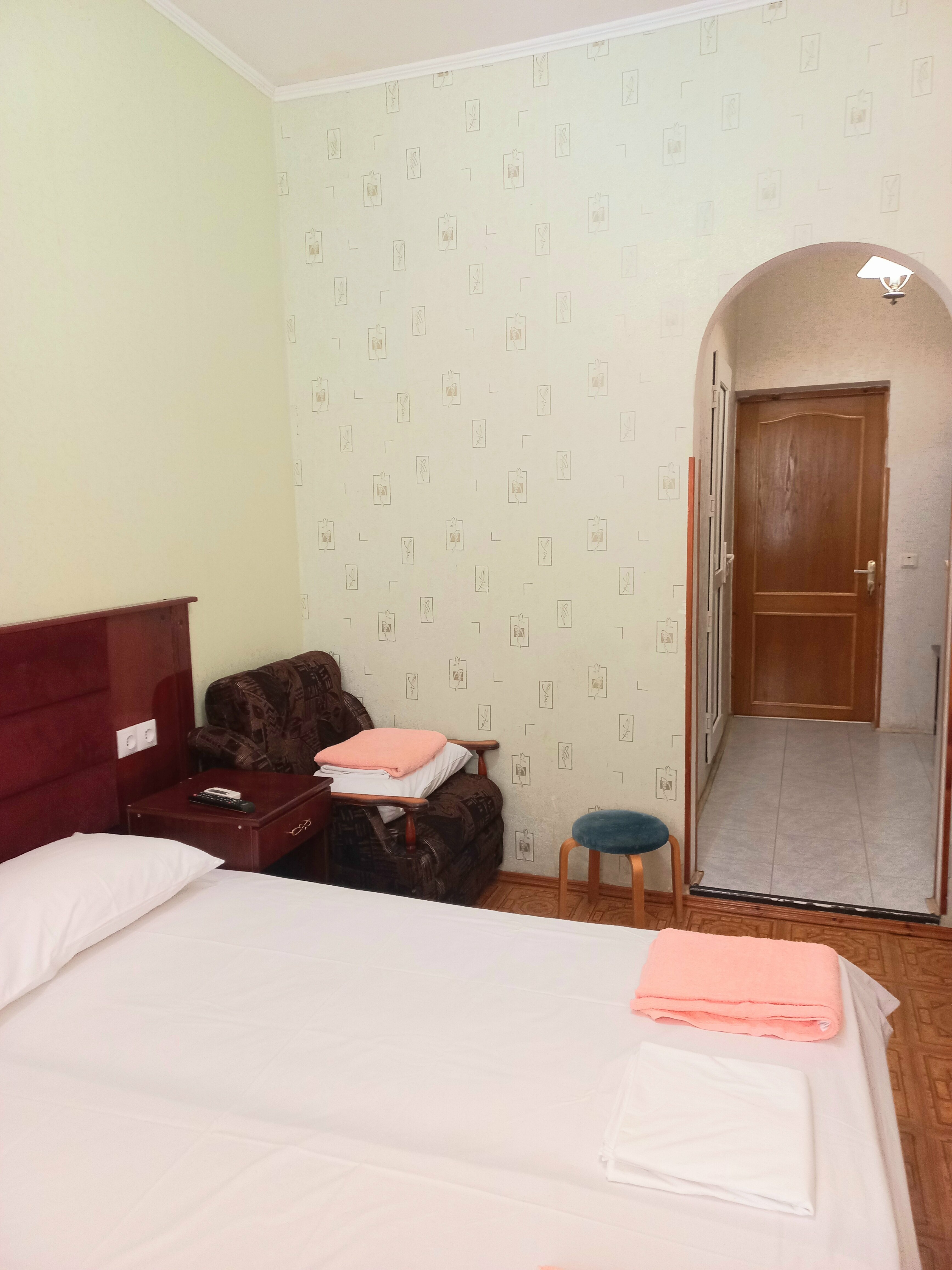 Двухместный номер с двуспальной кроватью и дополнительной кроватью