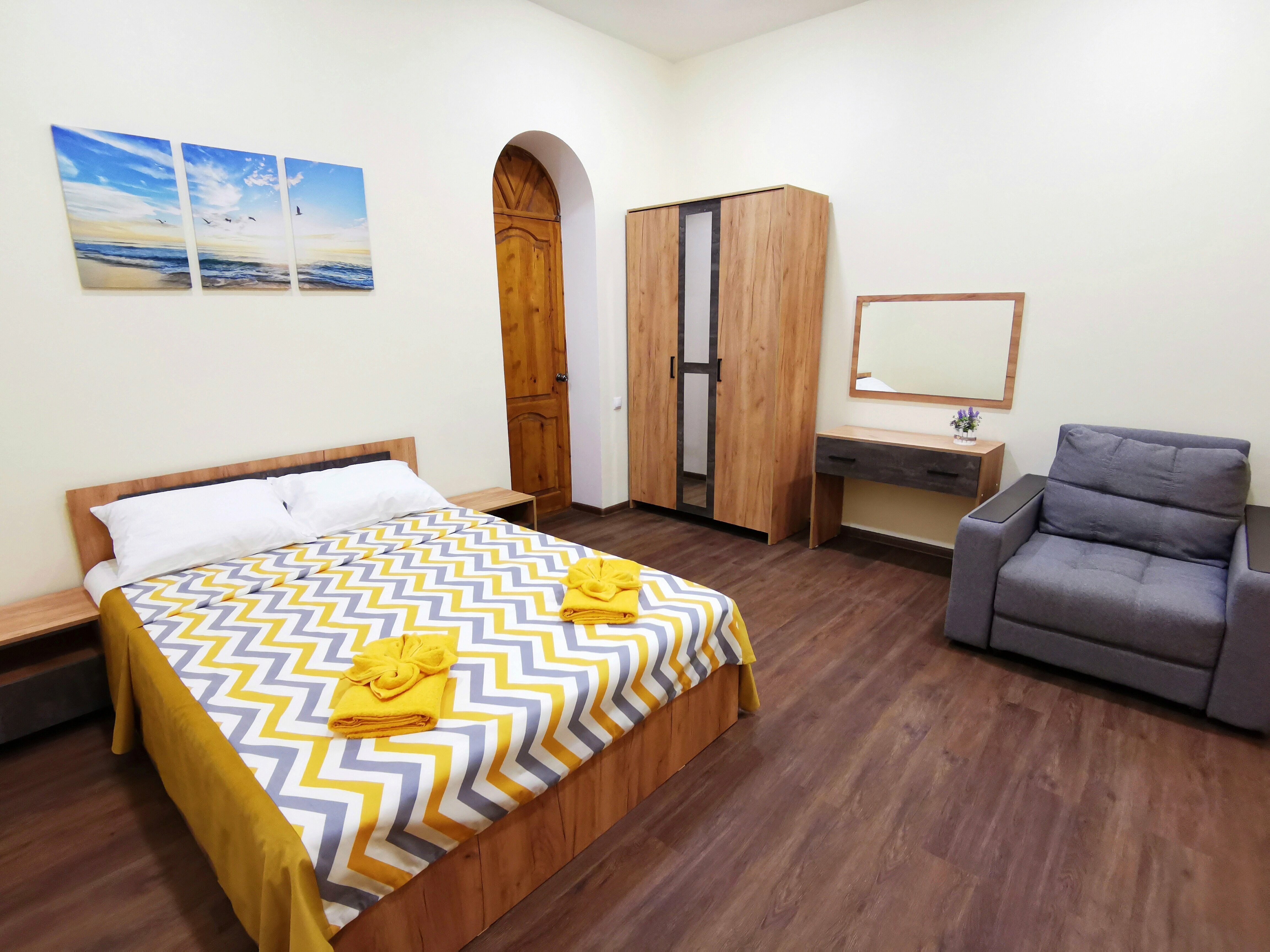 Двухместный номер с двуспальной кроватью и дополнительной кроватью