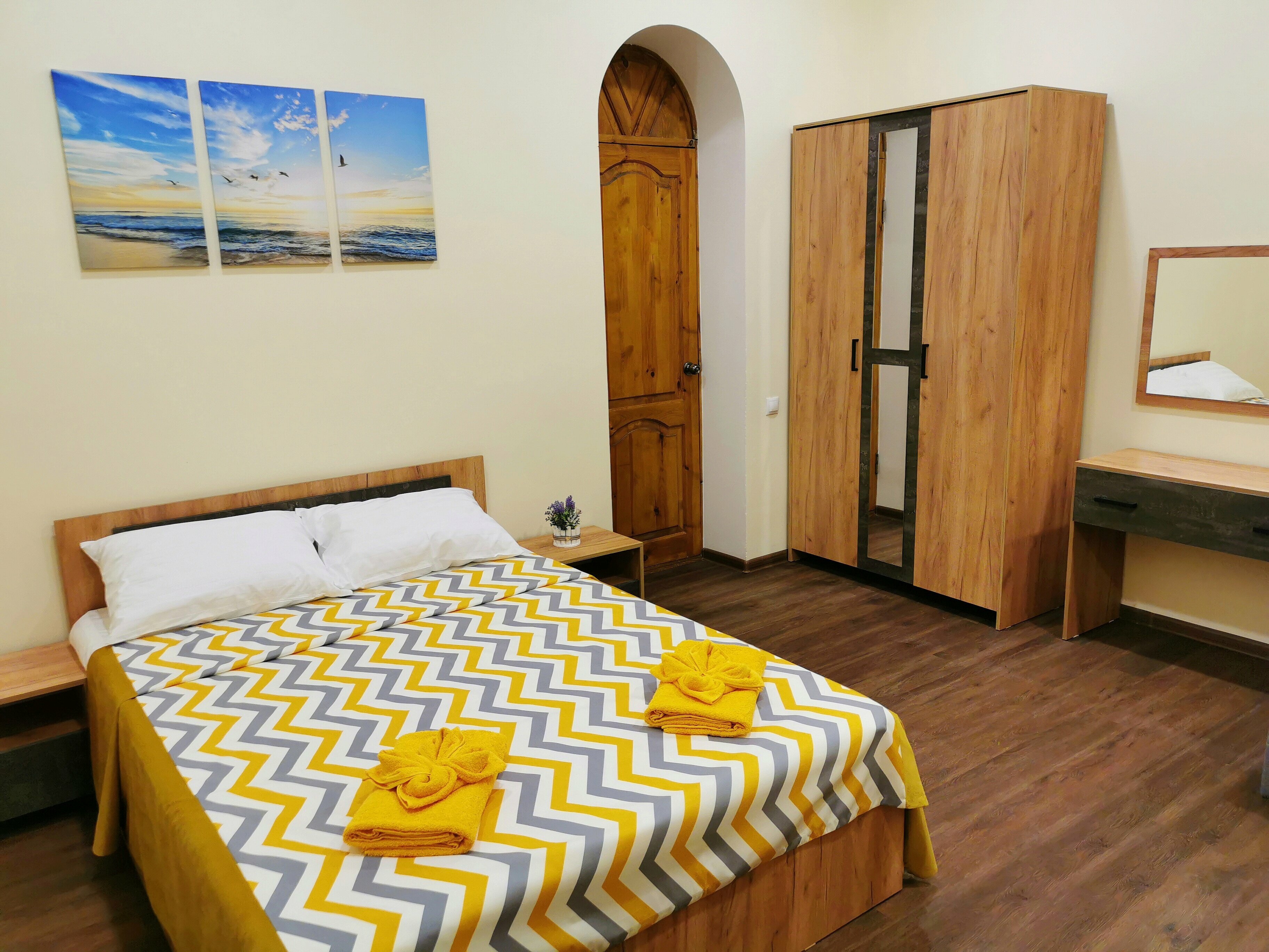 Двухместный номер с двуспальной кроватью и дополнительной кроватью