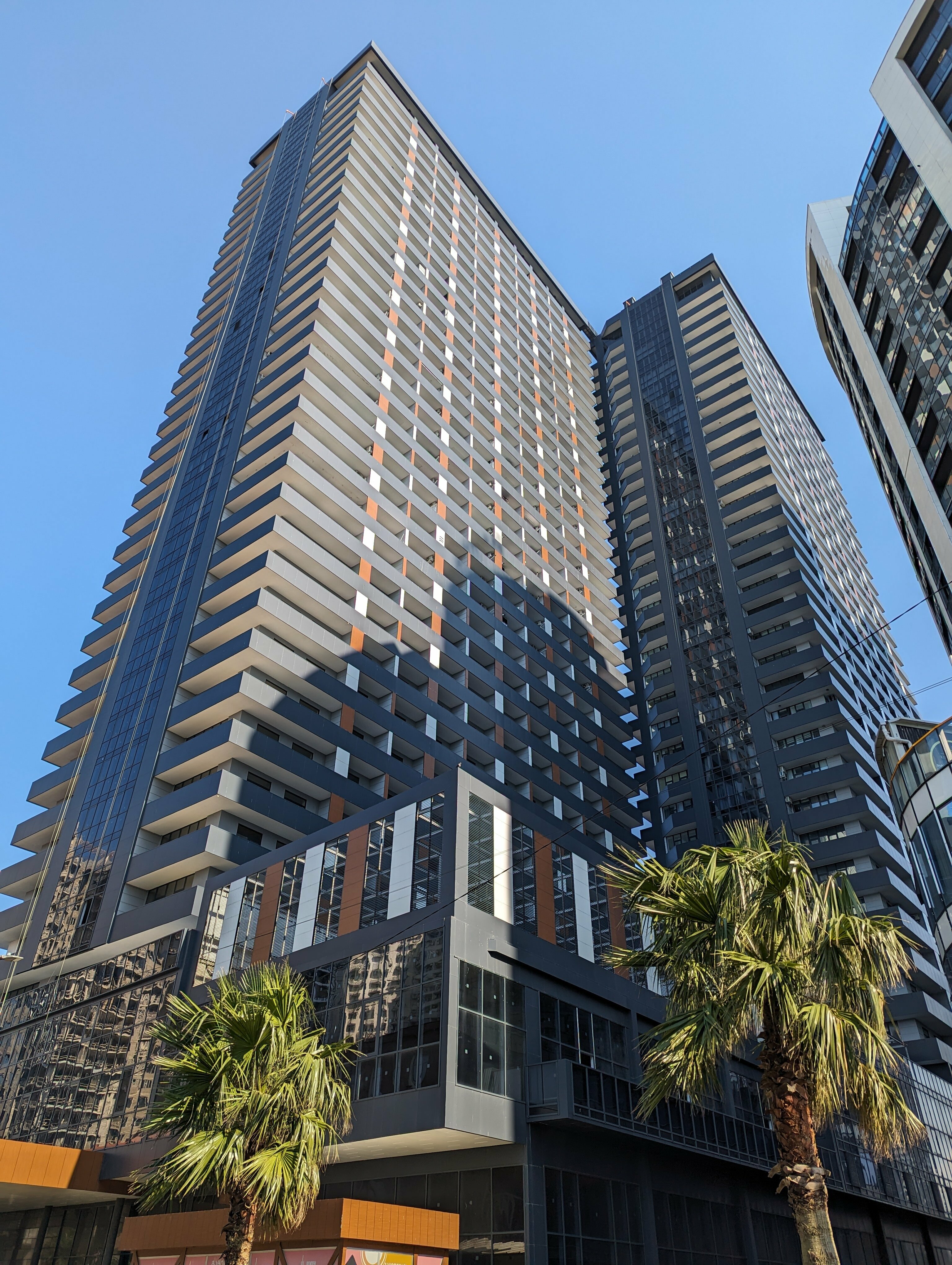 Номер-студия с кроватью размера "king-size" и диван-кроватью