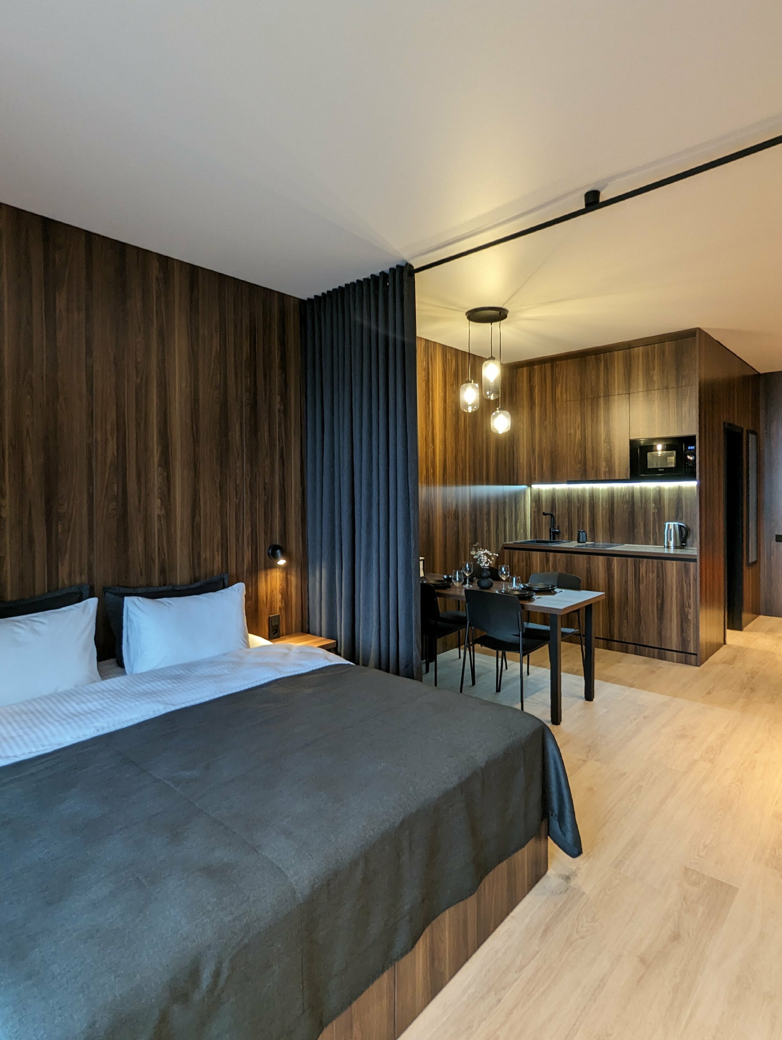 Номер-студия с кроватью размера "king-size" и диван-кроватью