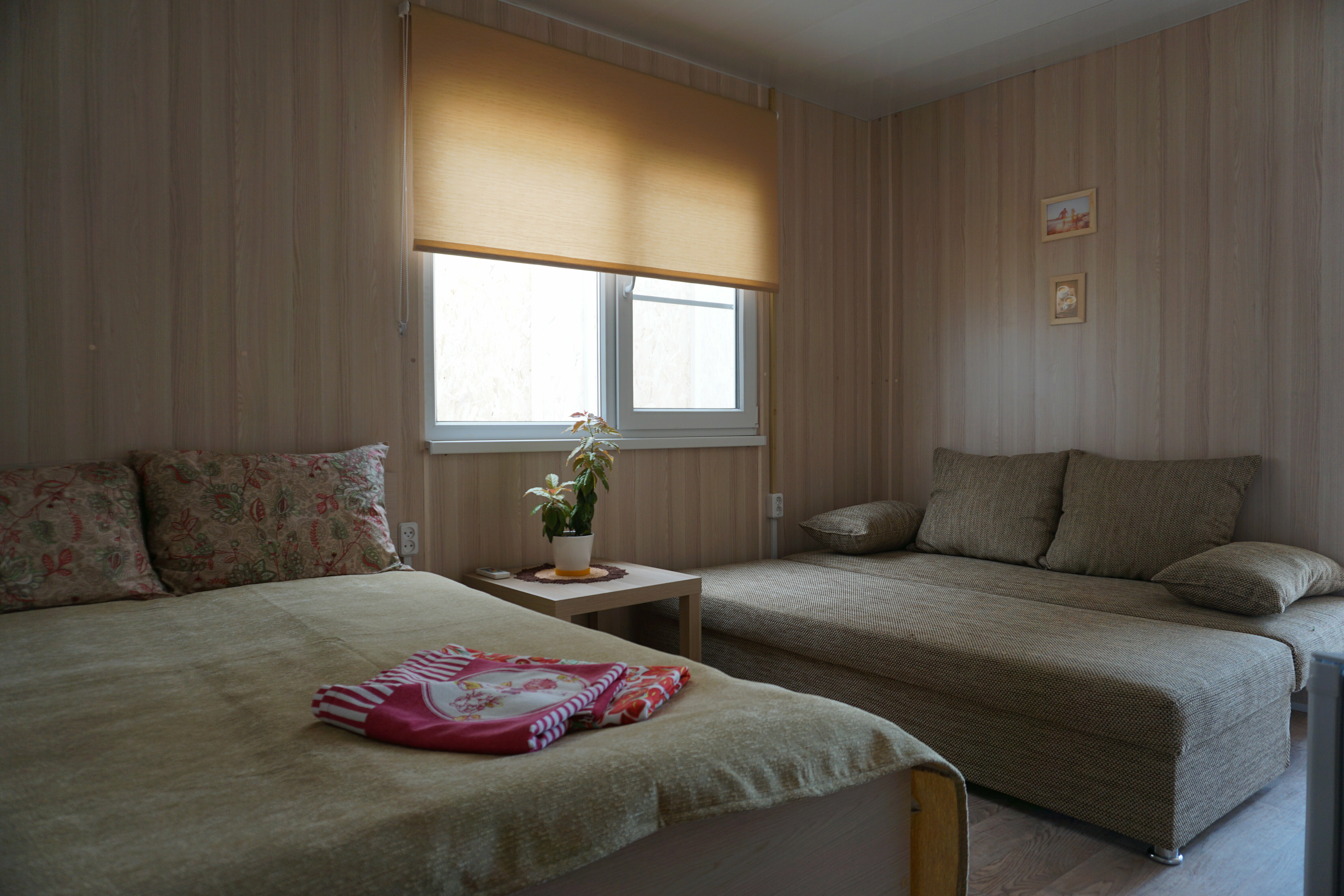 Домик с двуспальной кроватью и двуспальным диваном