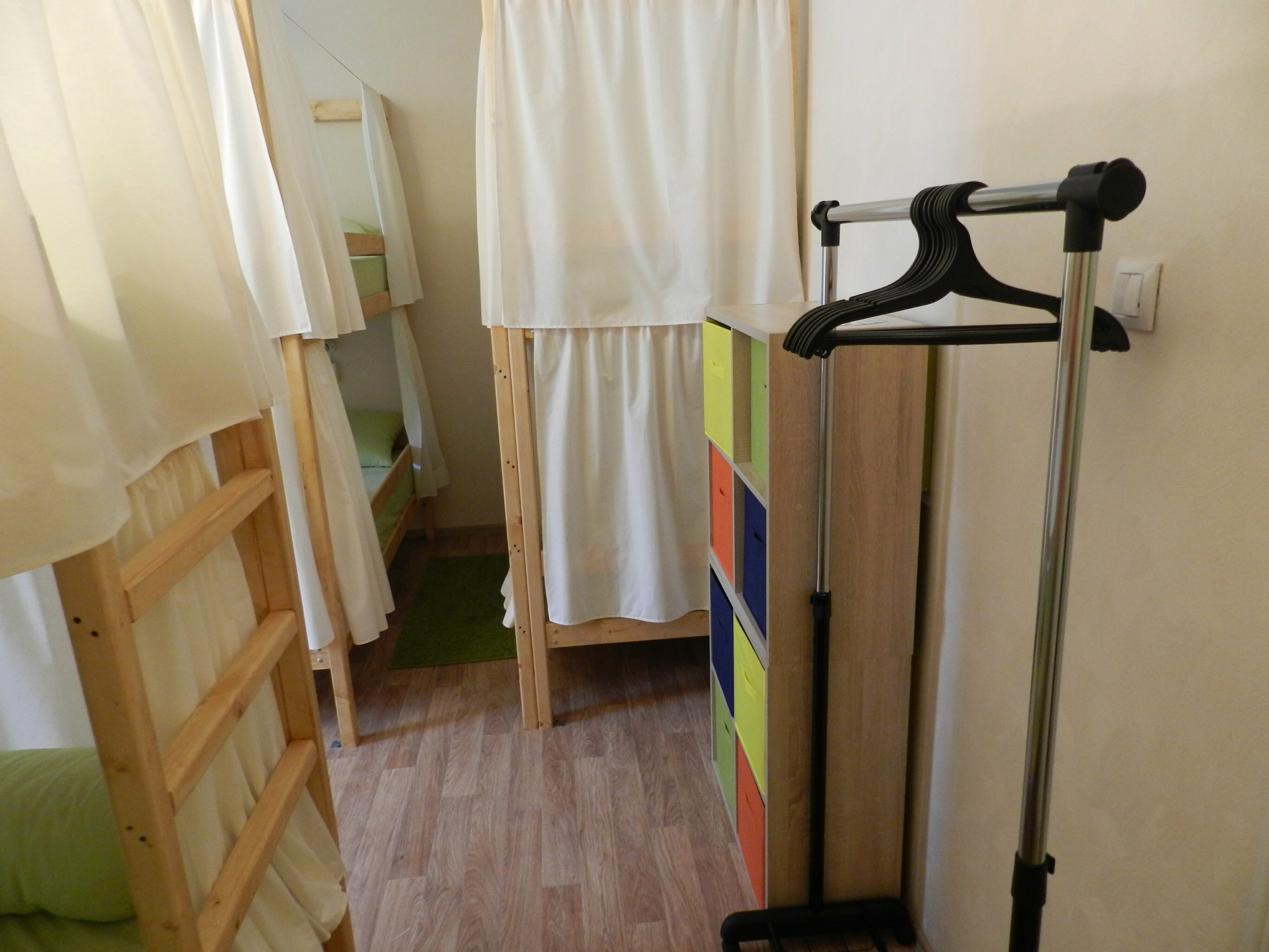 Кровать в общем номере для мужчин и женщин с 10 кроватями