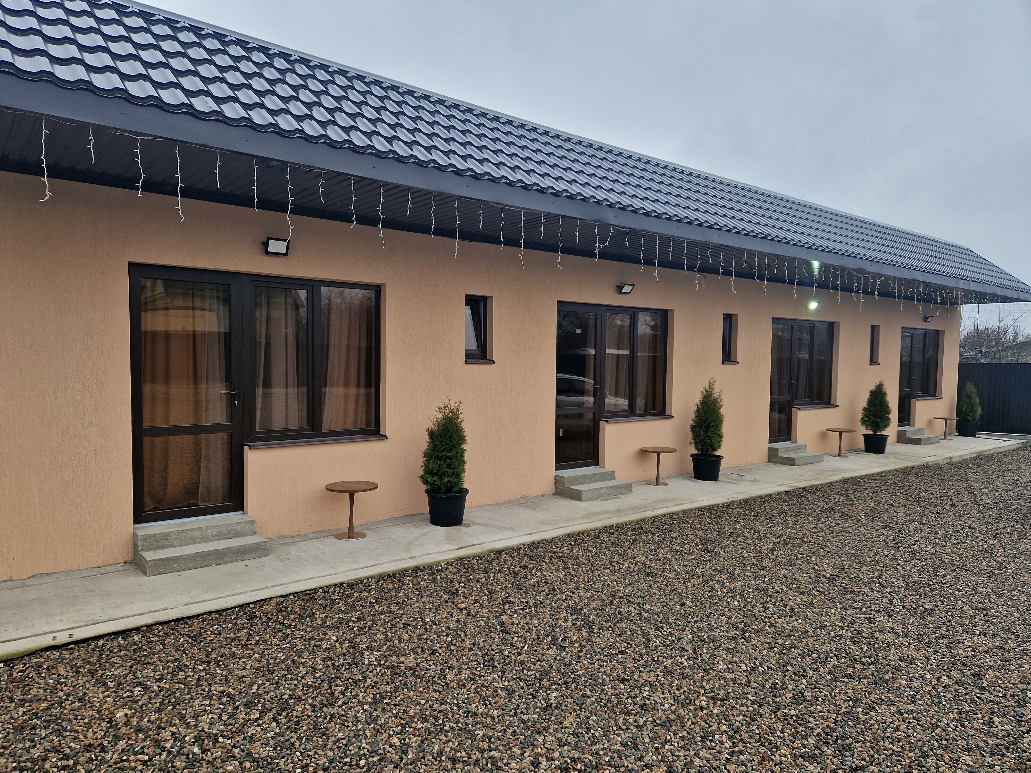 Трехместный номер с основными удобствами и общей ванной комнатой