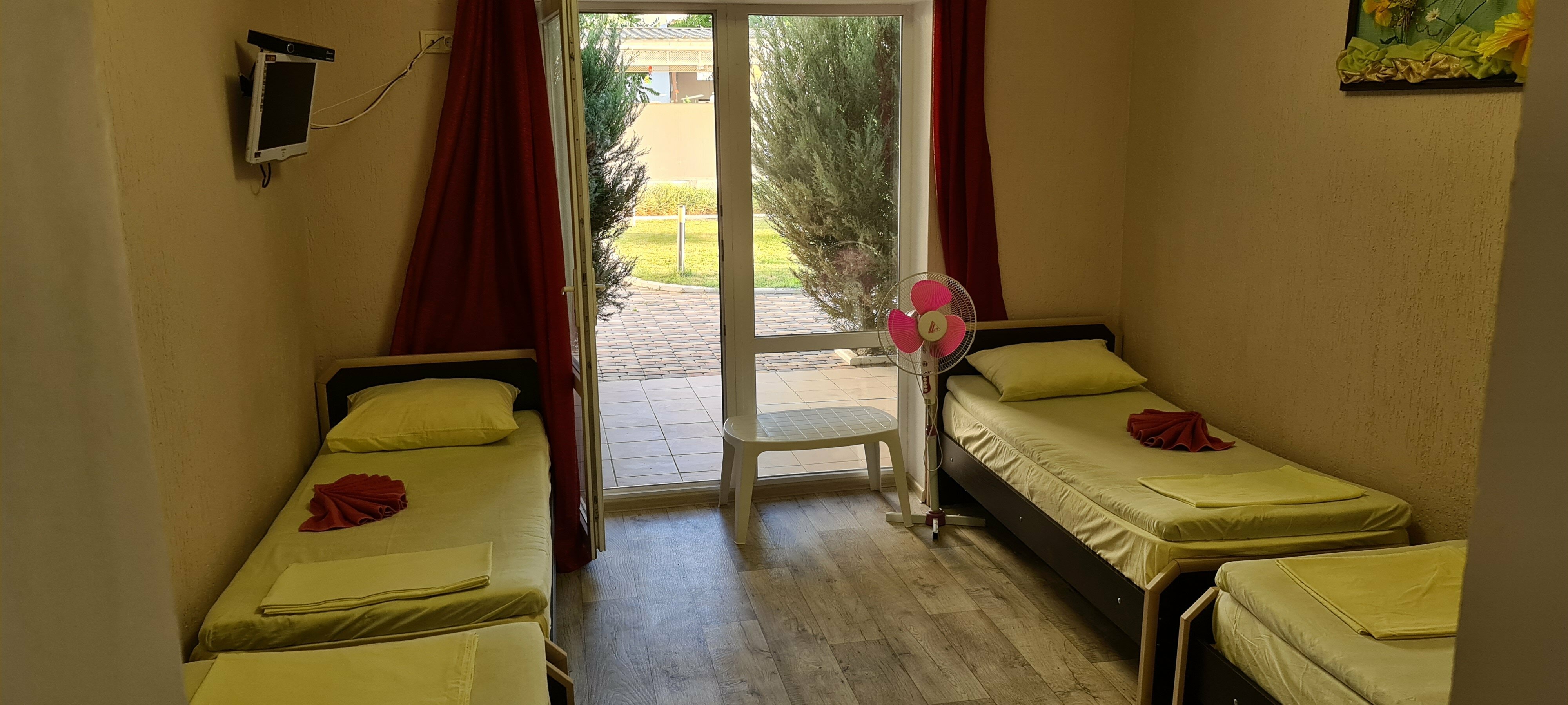 Четырехместный номер с видом на сад