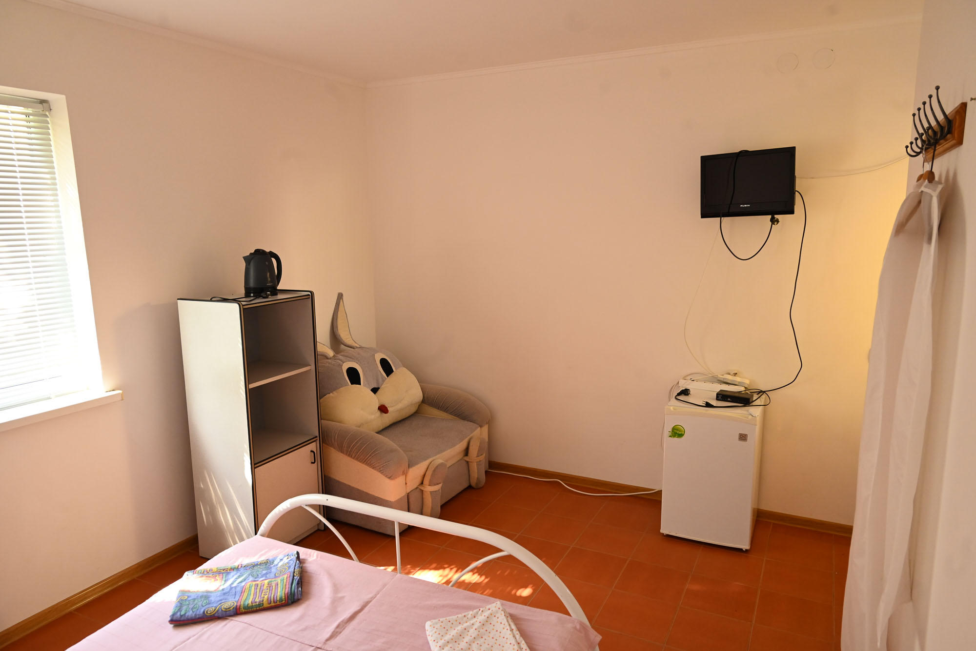 Трехместный номер эконом-класса с общей ванной комнатой