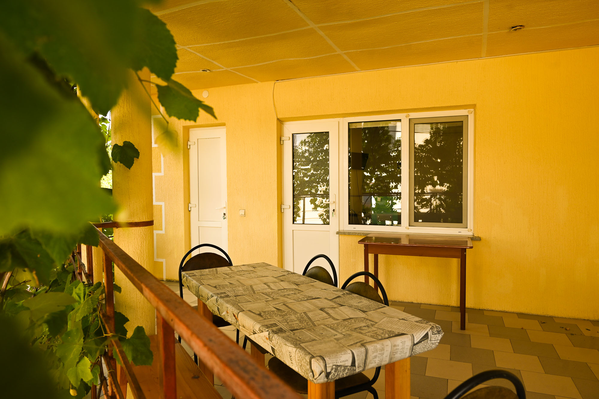 Трехместный номер эконом-класса с общей ванной комнатой