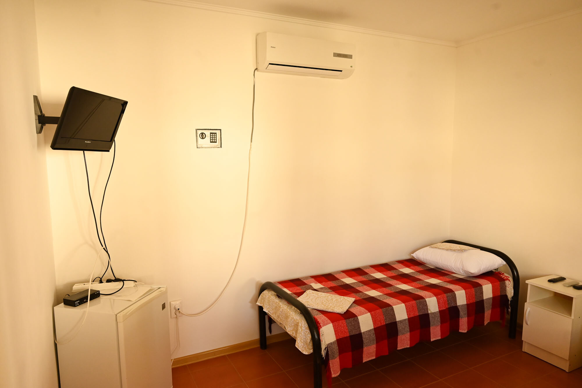 Двухместный номер с 2 отдельными кроватями и общей ванной комнатой