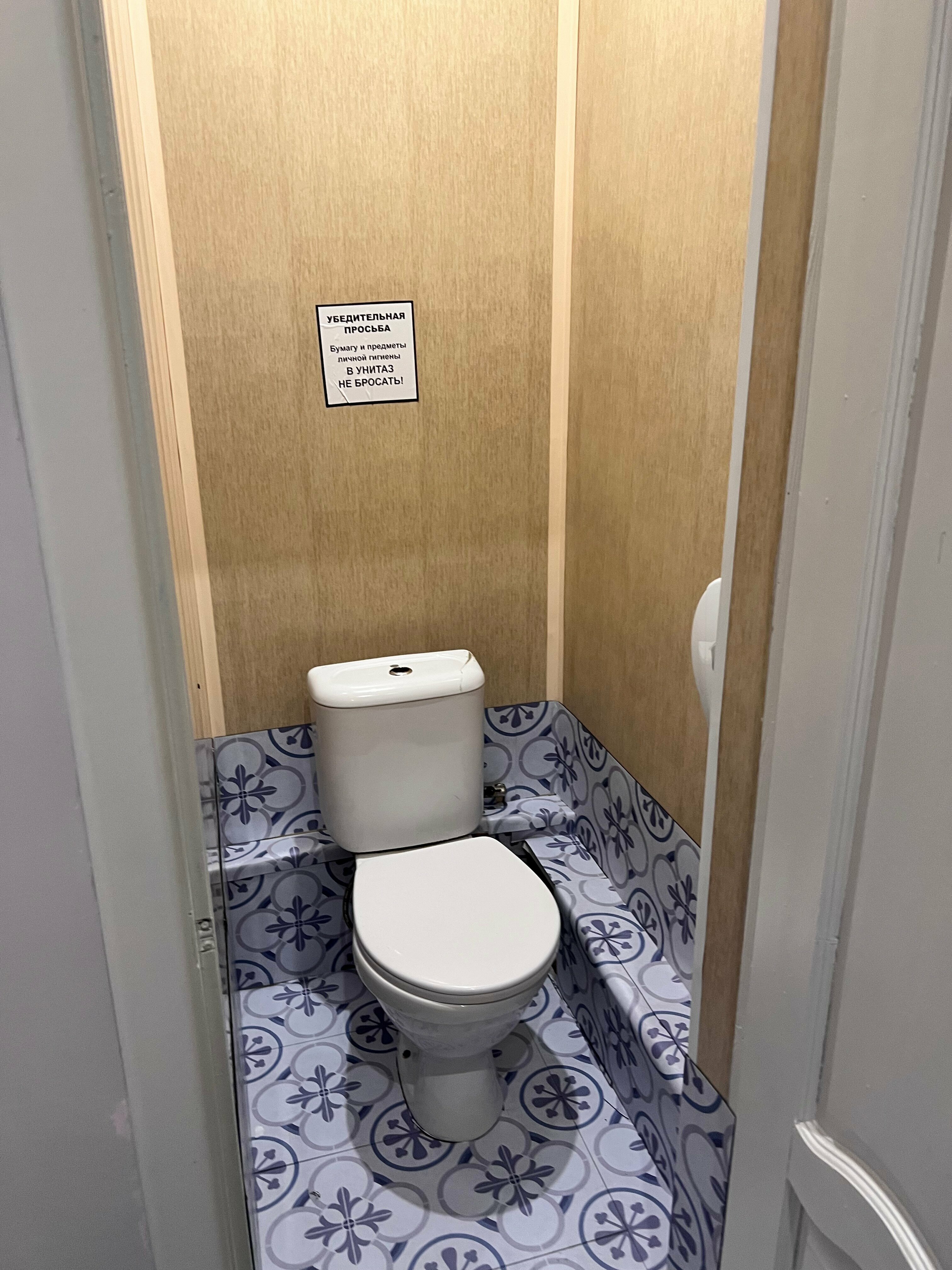 Двухместный номер с 2 отдельными кроватями и общей ванной комнатой