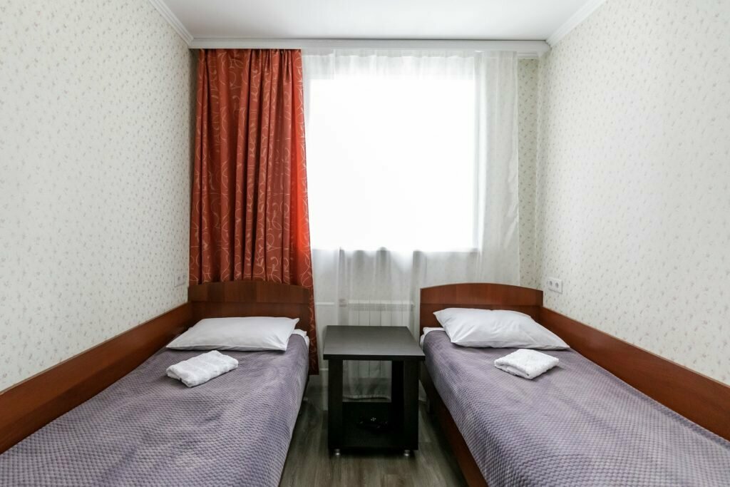 Двухместный номер с 2 отдельными кроватями и общим туалетом