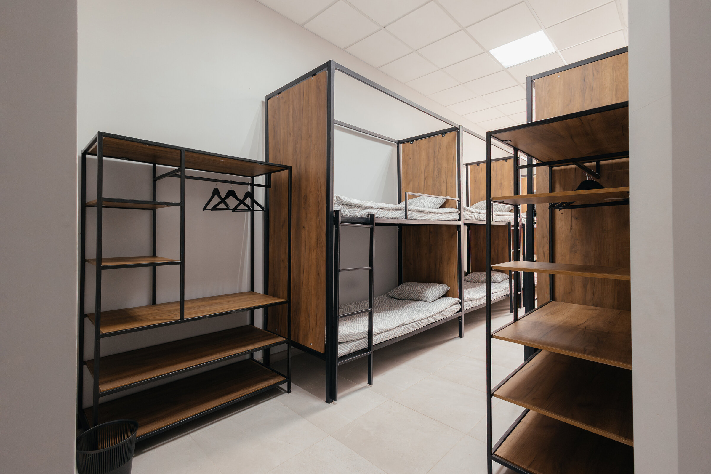 Кровать в общем номере для мужчин с 6 кроватями