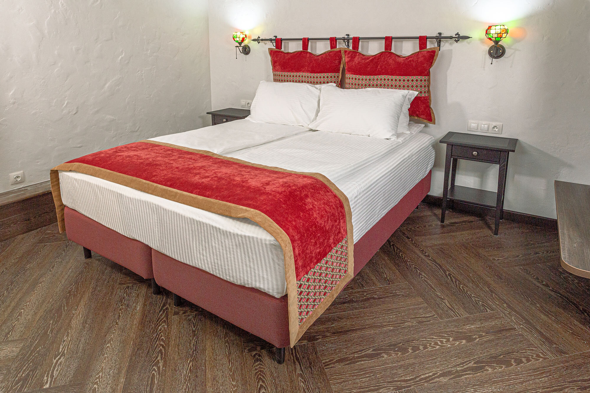 Большой двухместный номер  - цокольный этаж (с окнами)