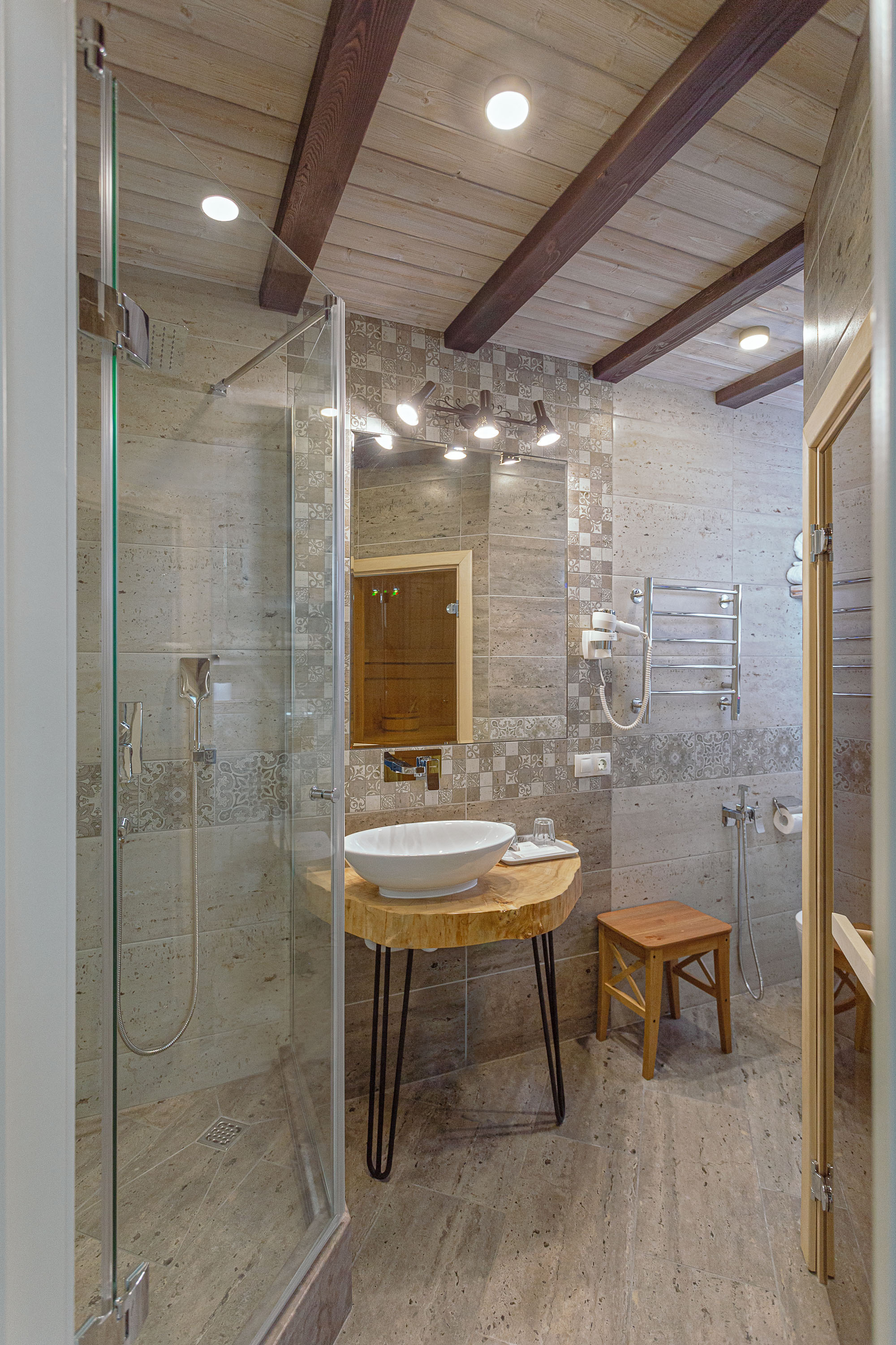 Большой двухместный номер  - цокольный этаж (с окнами)