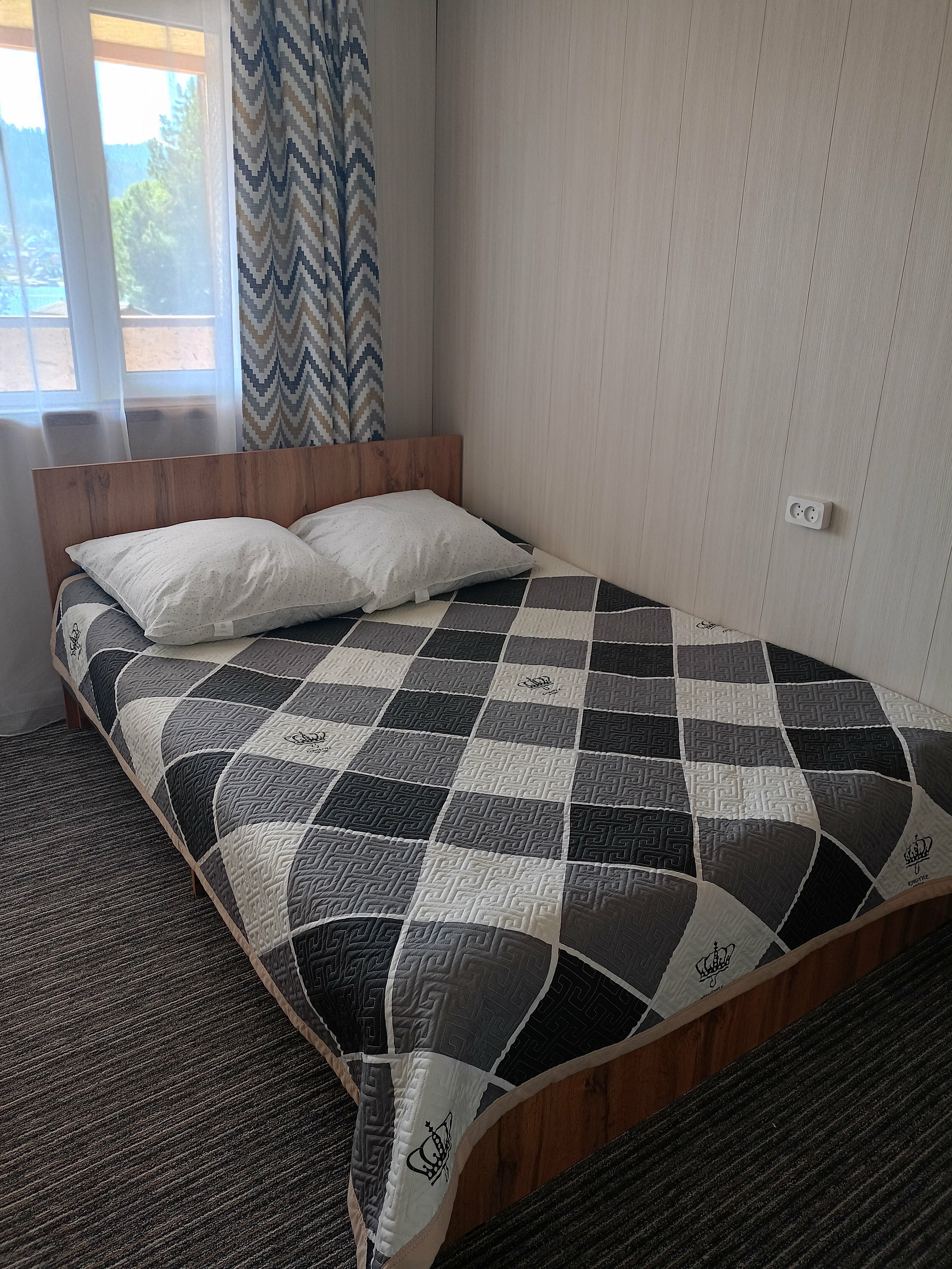 Семейный номер с видом на озеро