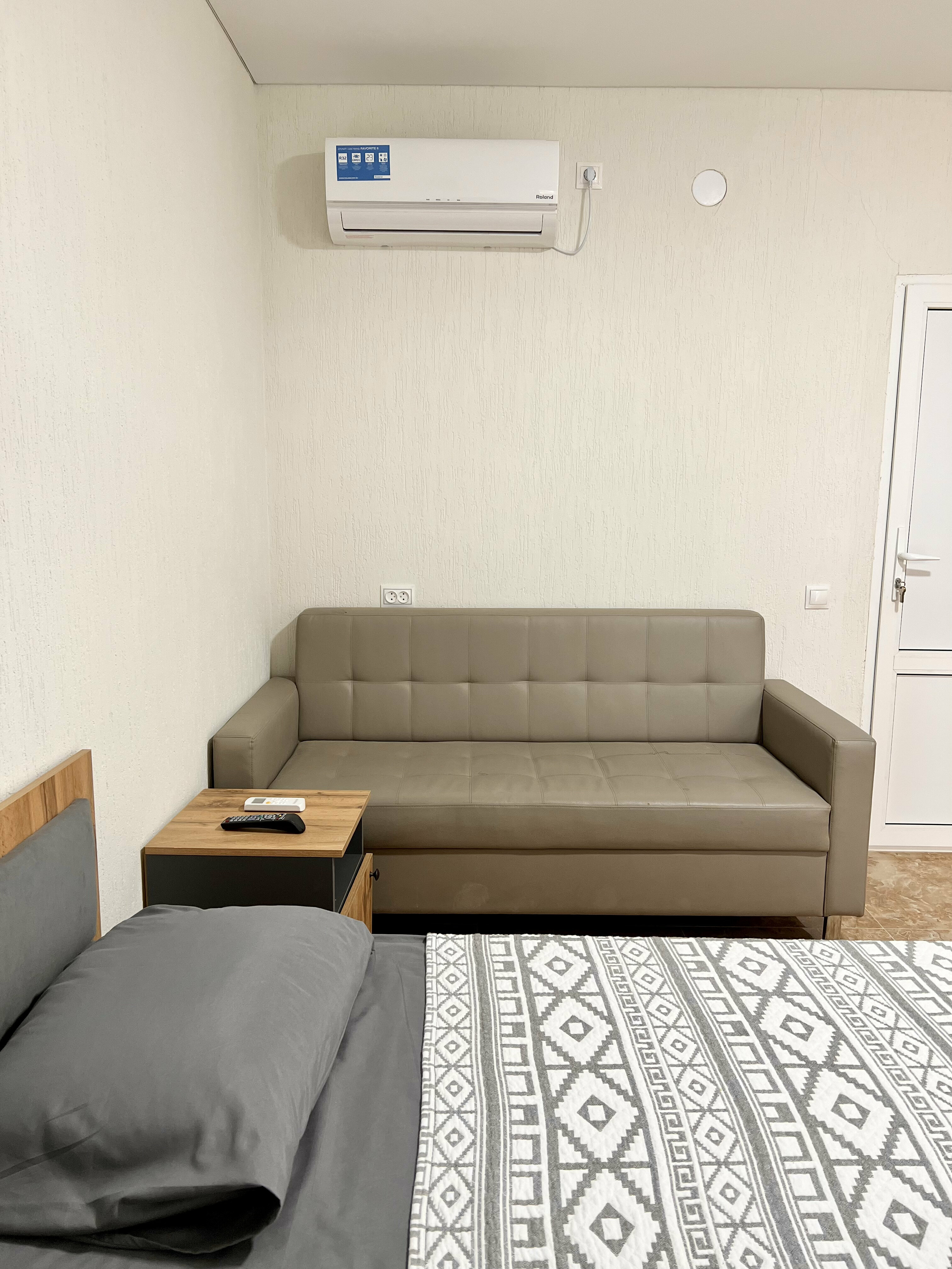 Трехместный стандарт с двухместной кроватью и диваном