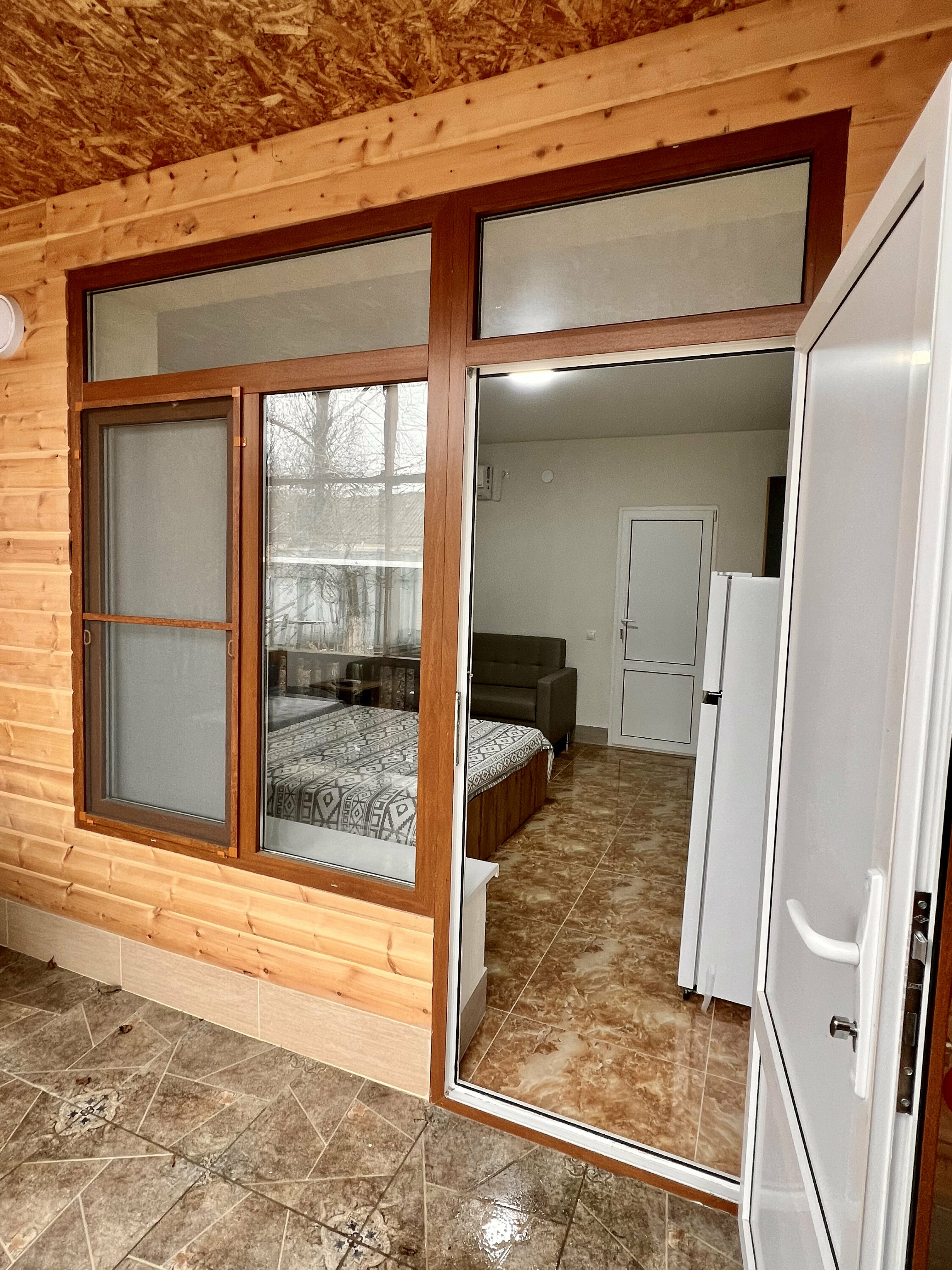 Трехместный стандарт с двухместной кроватью и диваном